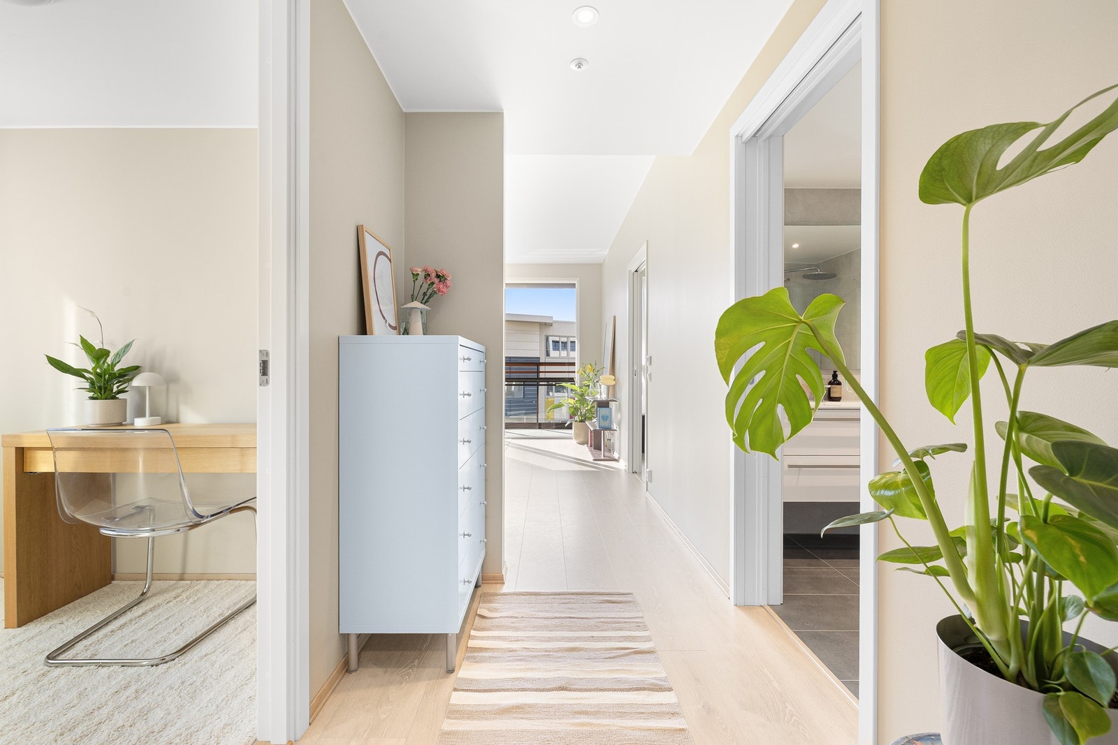 Fra entréen har du direkte adkomst til bod, stue/kjøkken og bad. Galleribilde