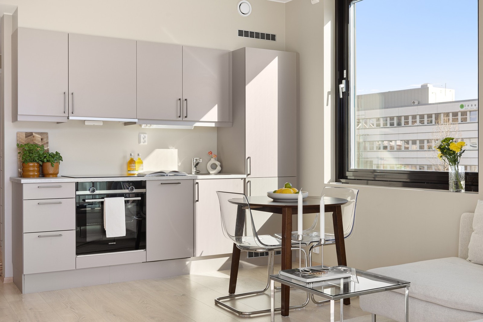 Det stilfulle kjøkkenet fremstår innbydende og moderne. Lekker farge på frontene, i tillegg til en stilren laminert benkeplate. Galleribilde