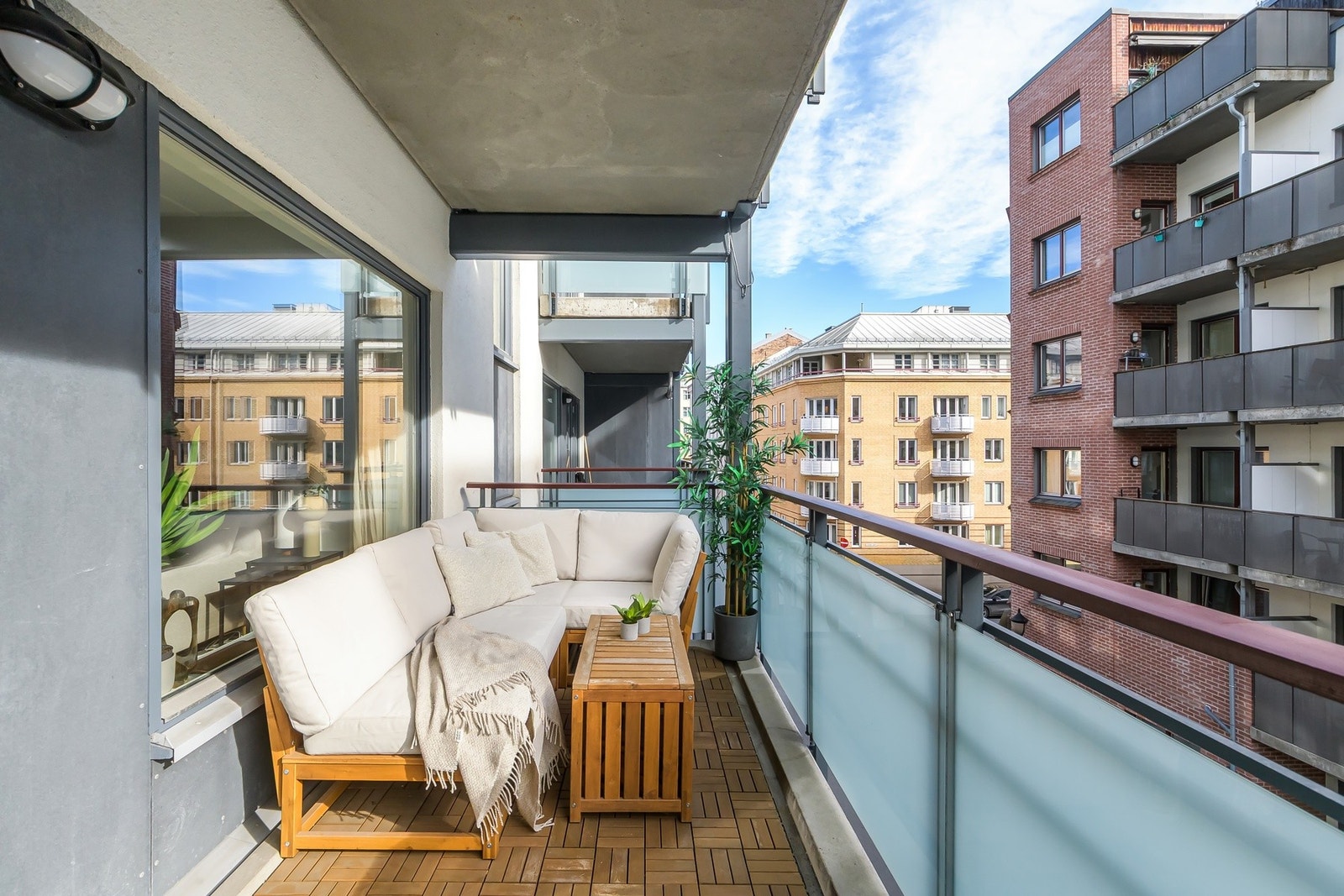 Leiligheten har en sydvendt og romslig balkong på ca. 9 kvm. Galleribilde