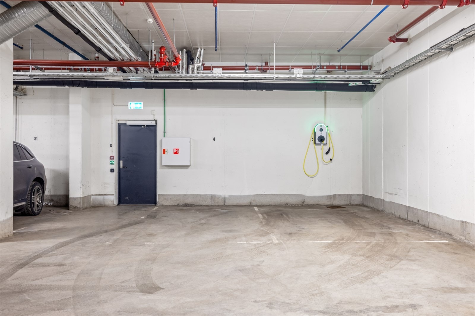 En biloppstillingsplass i fellesgarasje. Galleribilde
