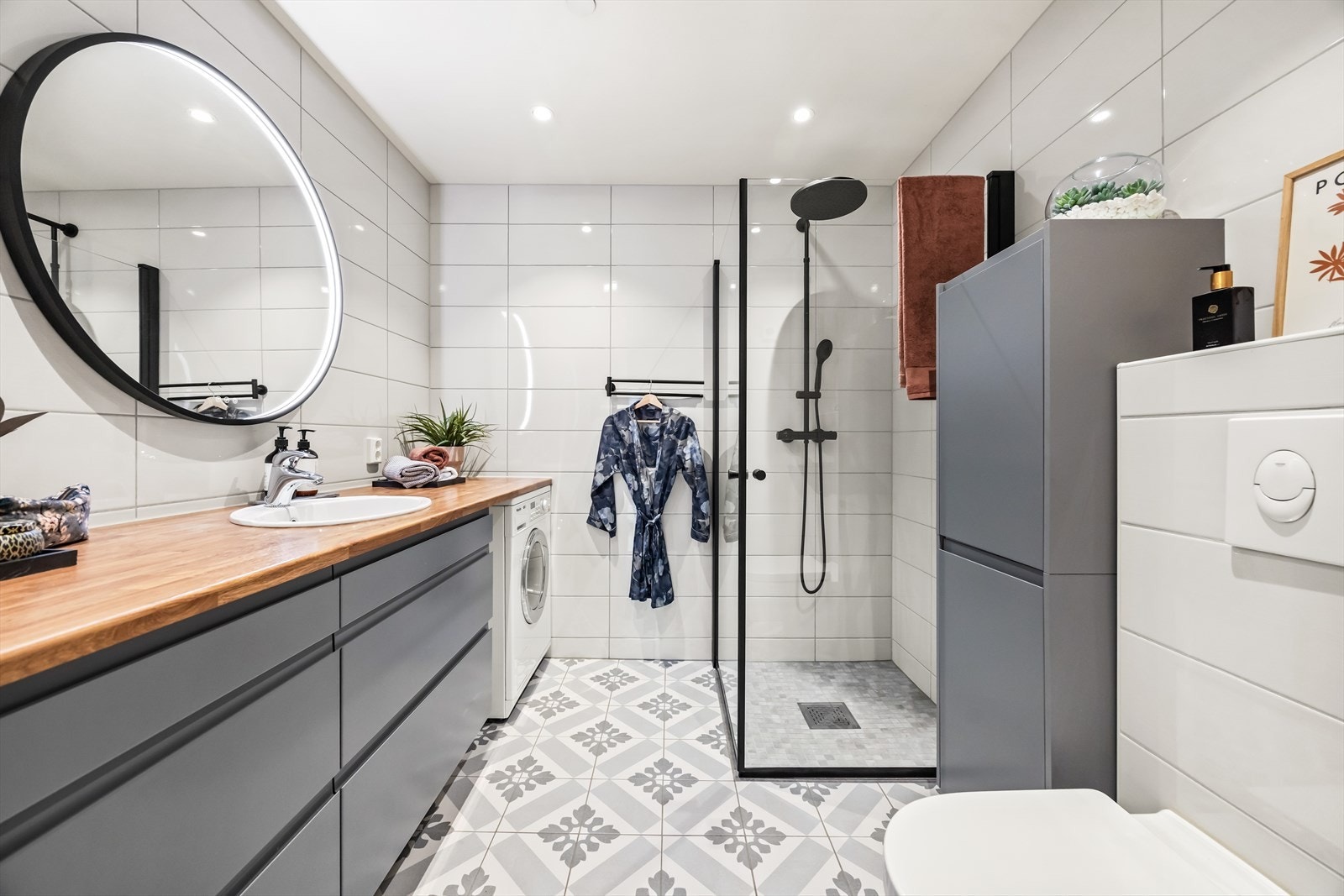 Pent, flislagt baderom med behagelig gulvvarme og downlights i taket. Galleribilde