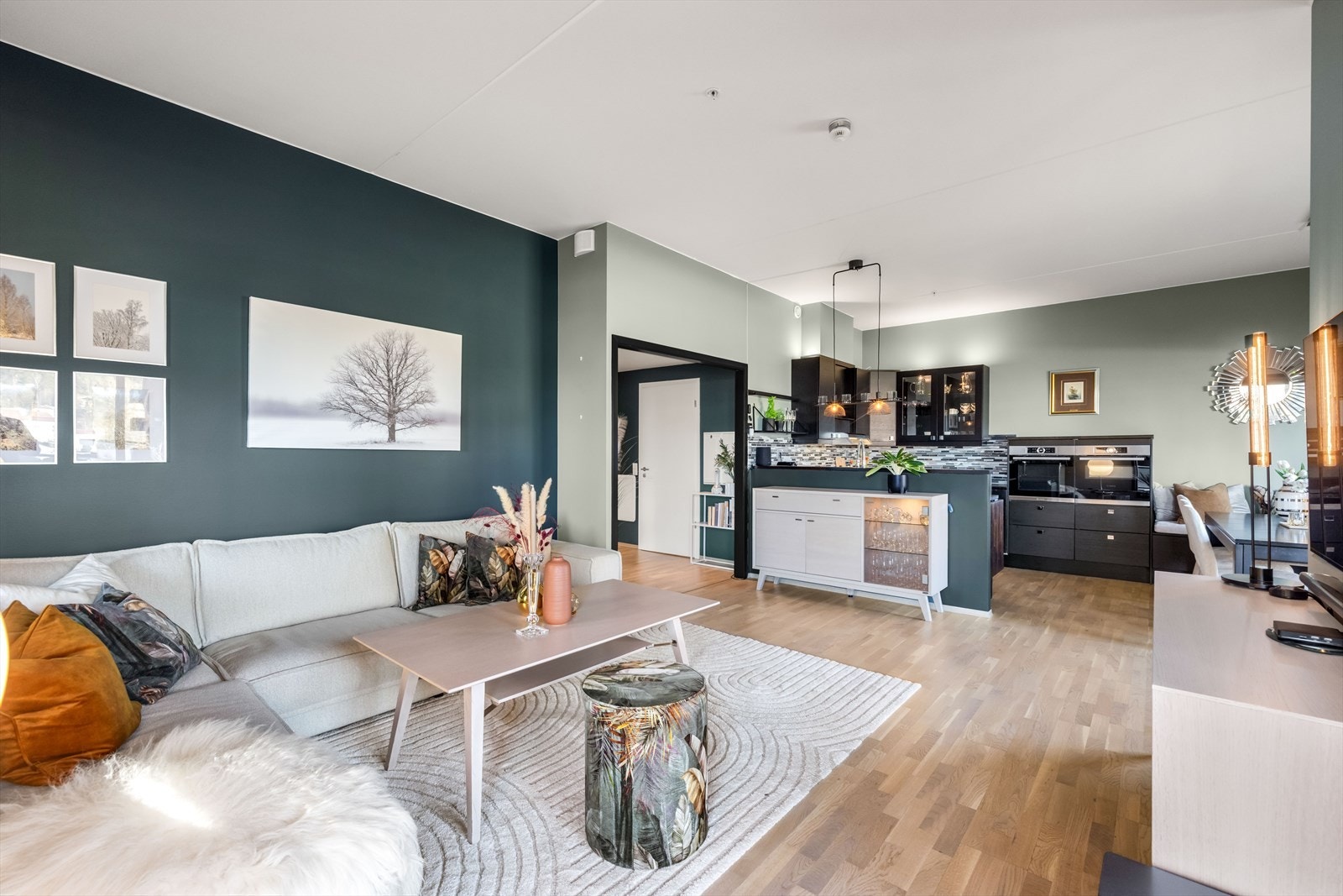 Leiligheten har et romslig og lyst allrom med god plass til møblement. Galleribilde