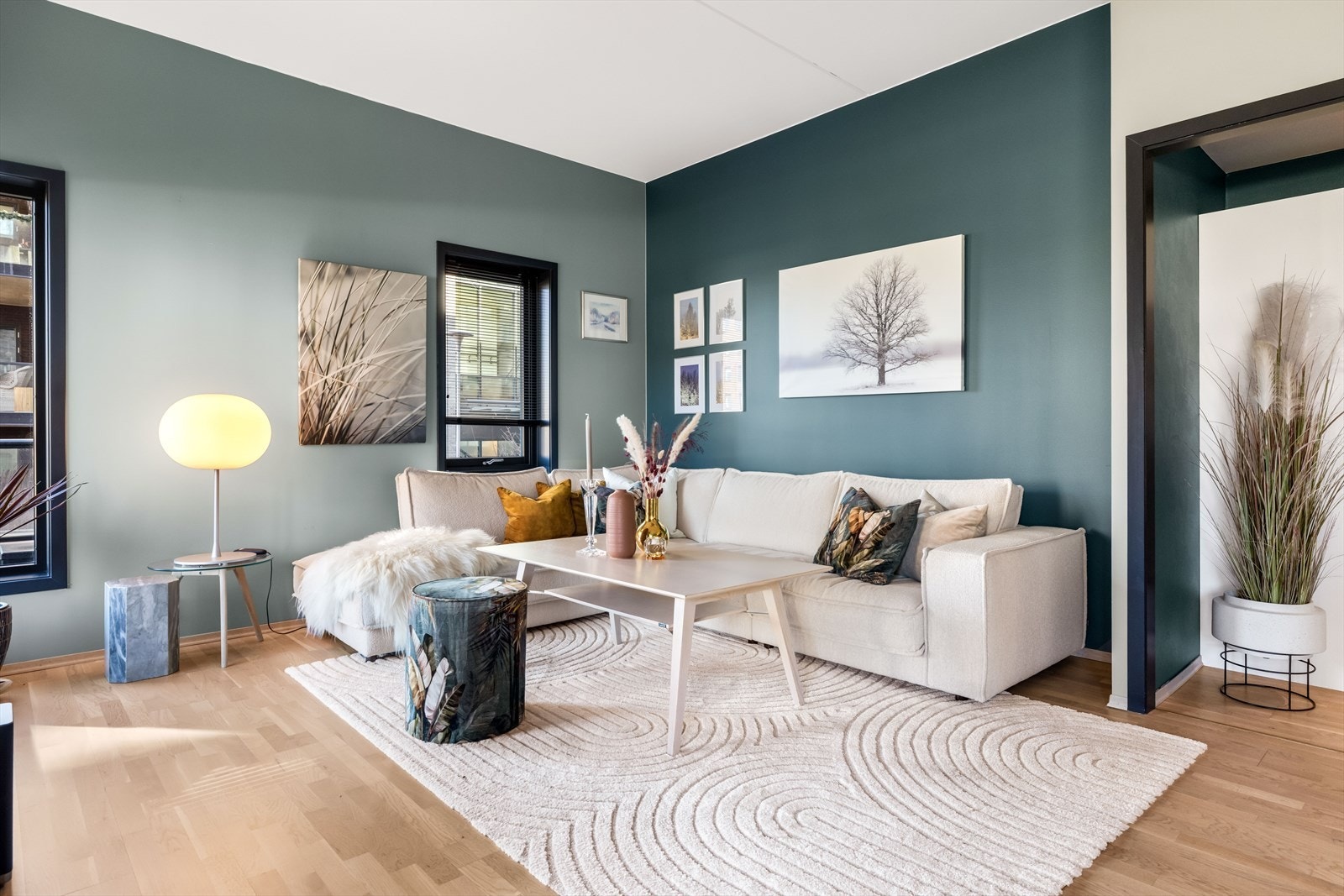 Stuen har malte flater i moderne farger og parkett på gulvet. Galleribilde