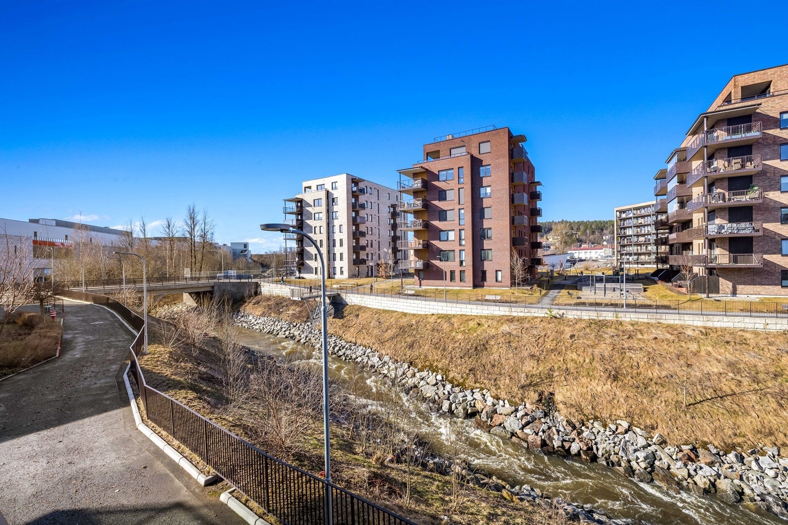 Sentralt med kort vei til alle servicetilbud i sentrum. Galleribilde