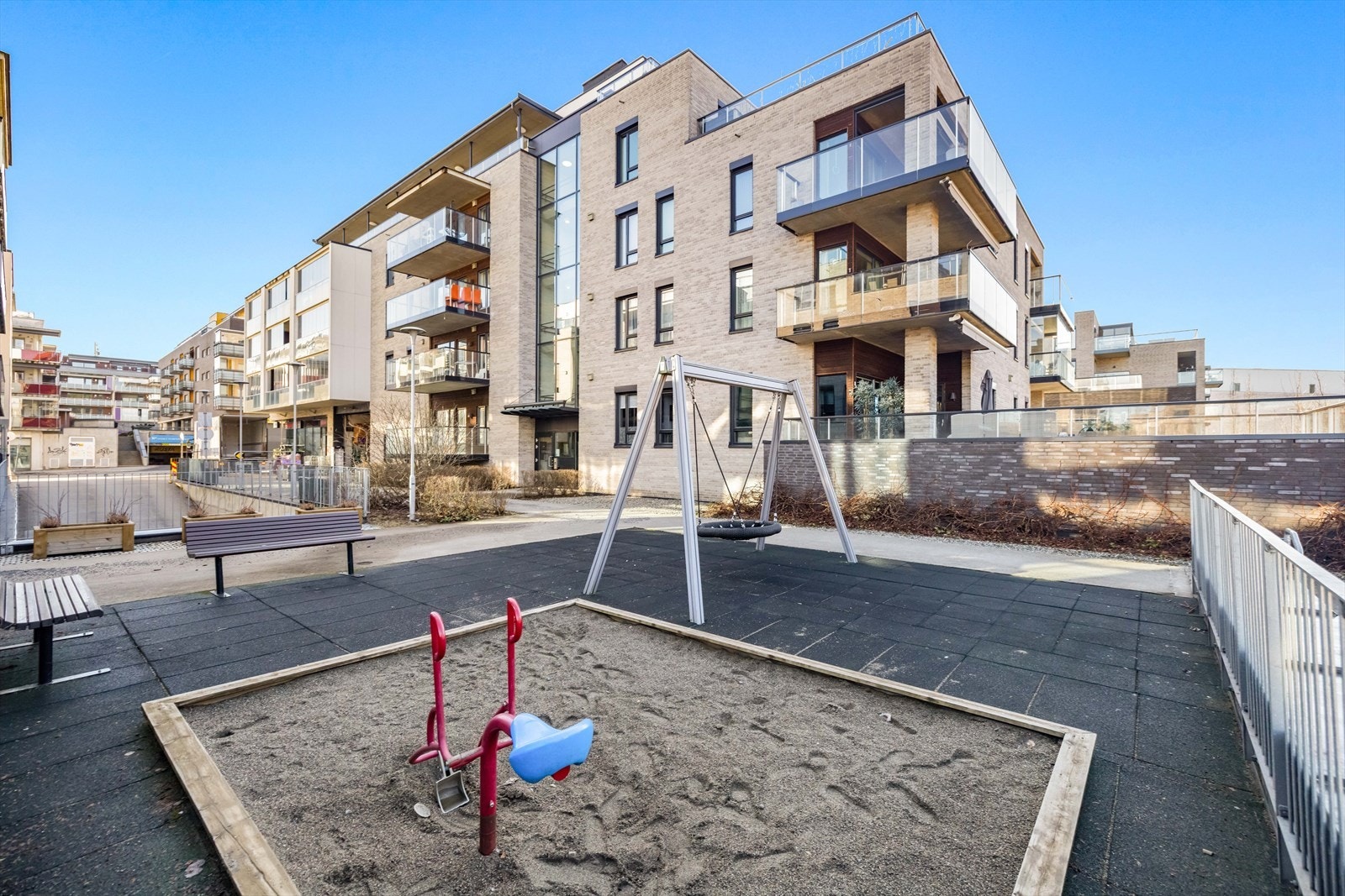 Barnevennlig område med lekeplass tilgjengelig på fellesarealet. Galleribilde