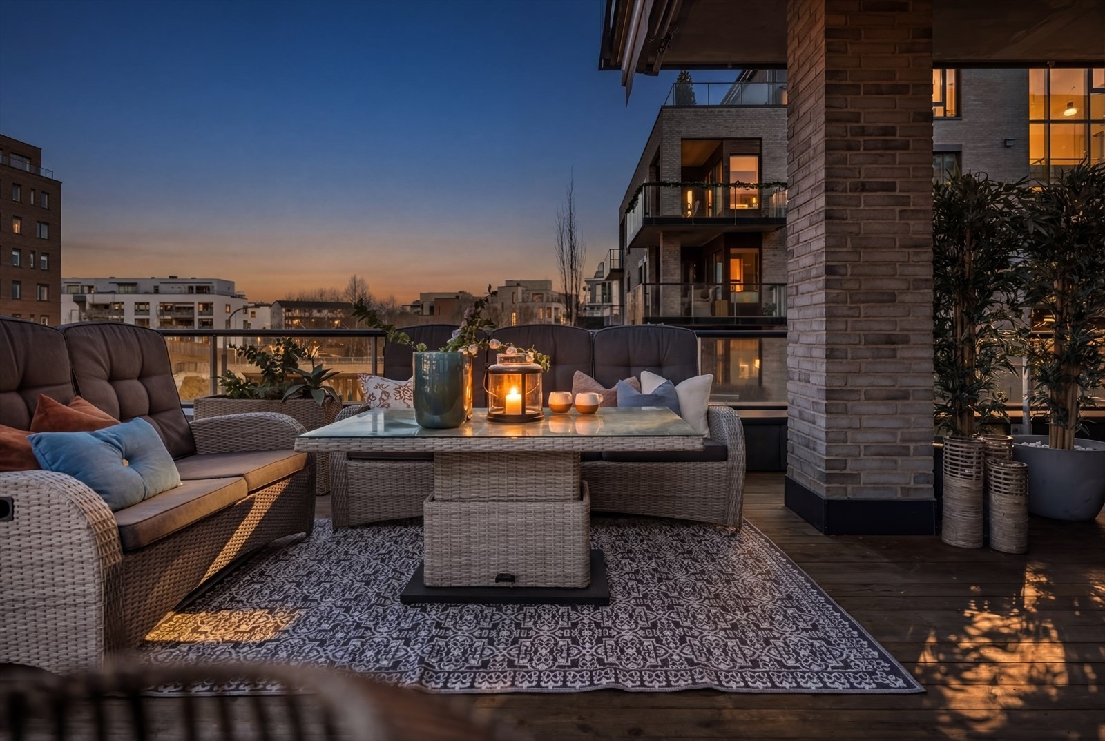 Utendørs er det stor og privat terrasse på hele 41 m². Delvis overbygd og god plass til utelounge, spisesone og grill. AI-generert kveldsbilde. Galleribilde