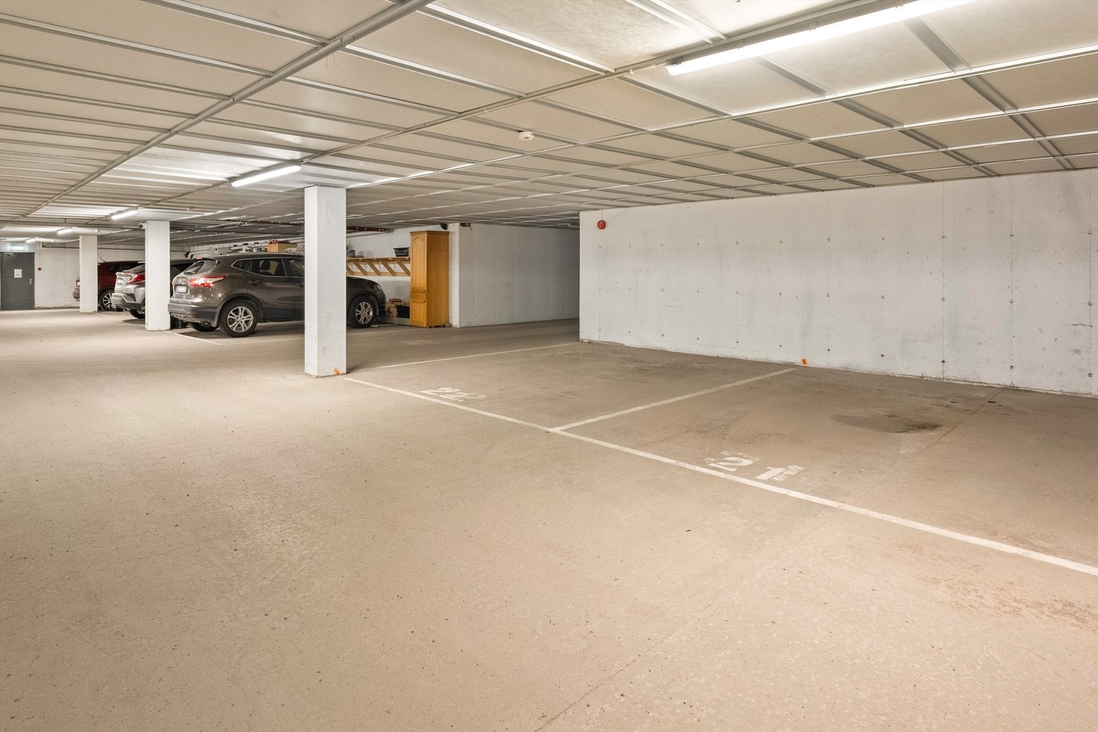 Det medfølger én fast parkeringsplass i felles garasjeanlegg i kjelleren, med enkel adkomst via heis. Galleribilde