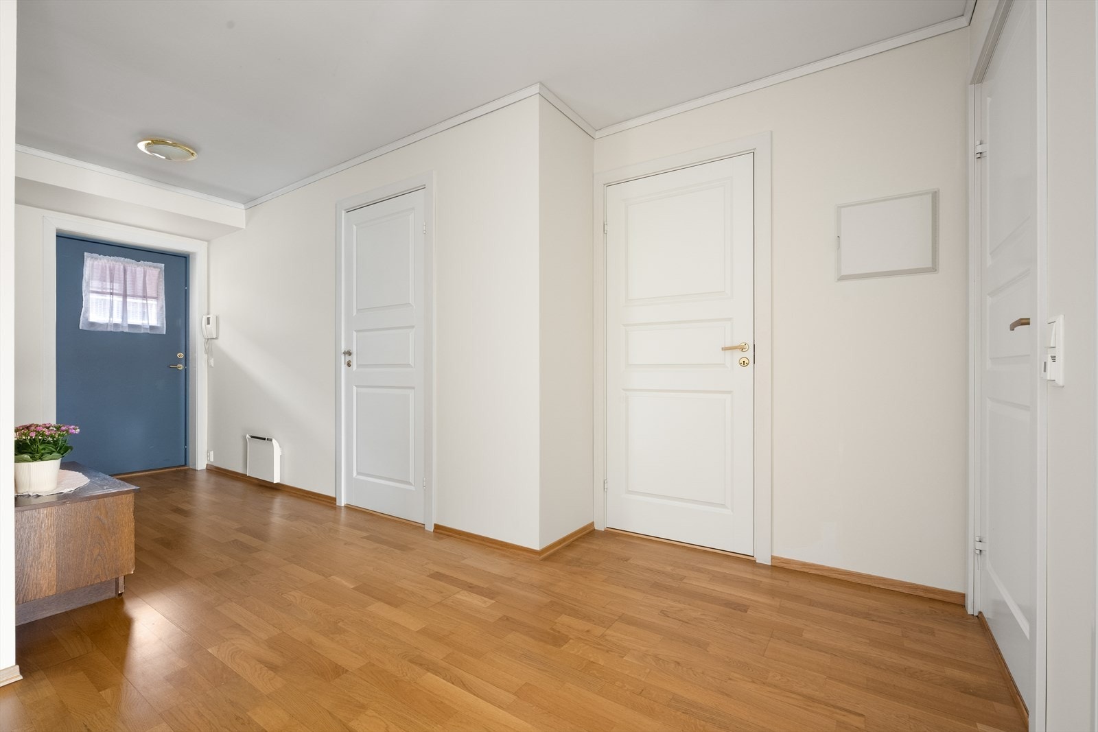 Gjennomgående lyse, pent behandlede dører bidrar til et helhetlig inntrykk. Adkomst til badet fra entréen. Galleribilde