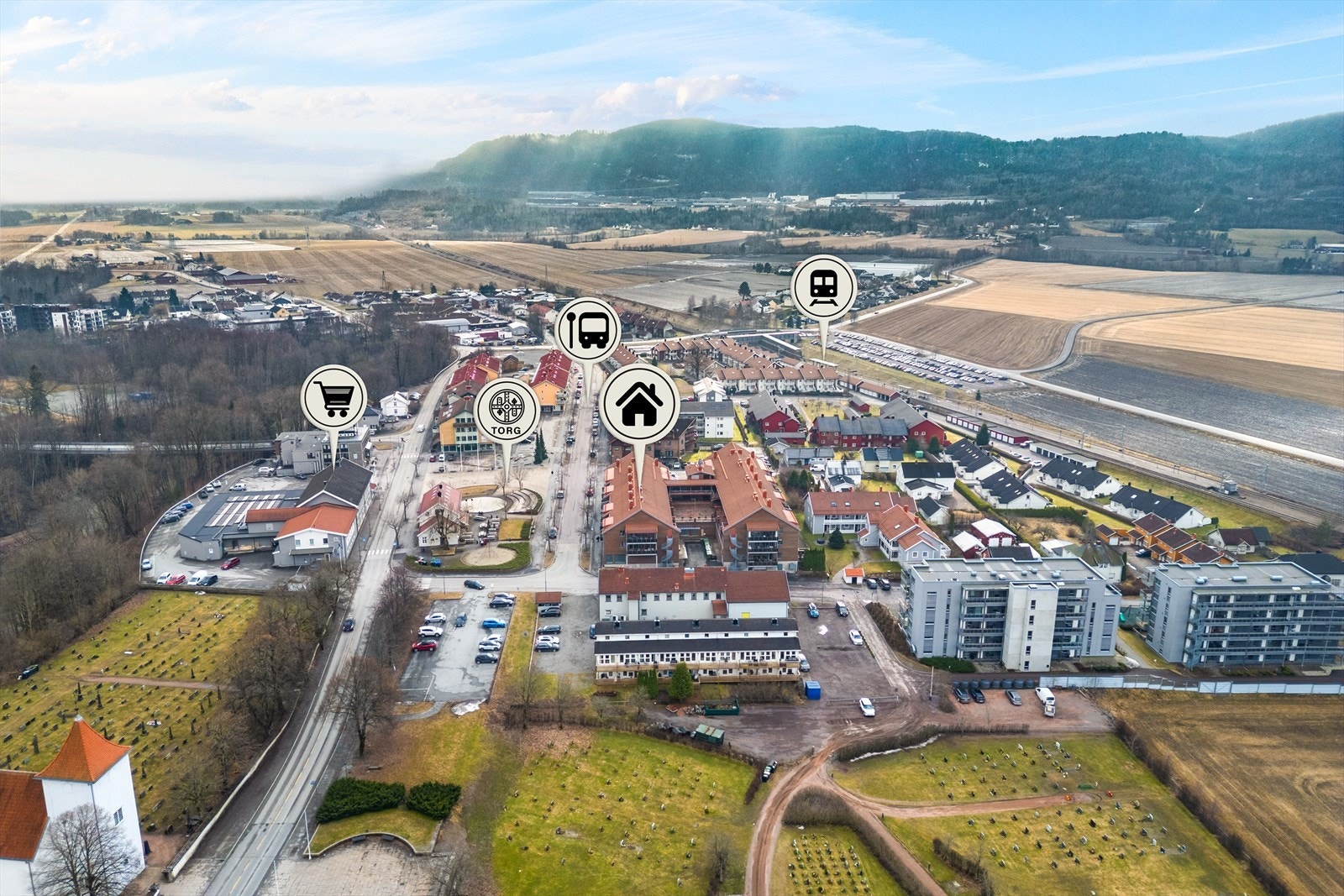 Med Sande stasjon kun 5 minutter unna, og butikker på torget, er dette en svært sentral og lettvint beliggenhet. Galleribilde