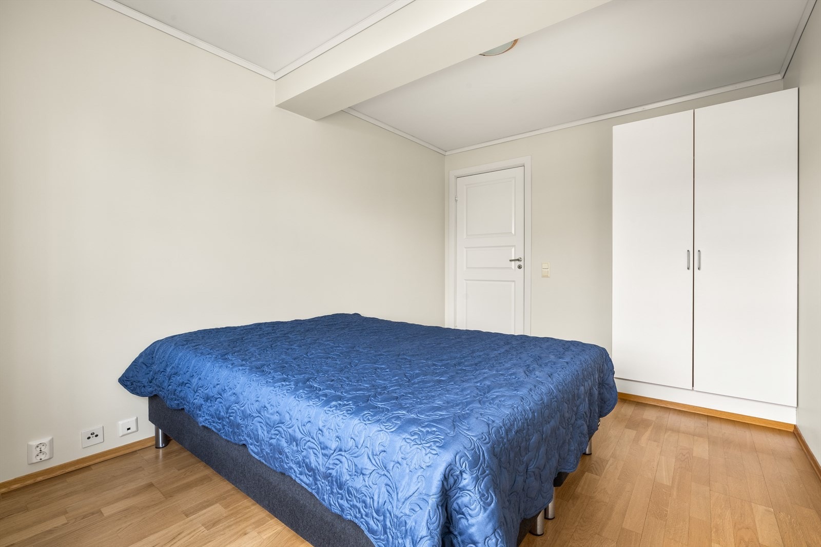 Soverommene har parkett på gulv og malte flater, i likhet med resten av leiligheten. Galleribilde