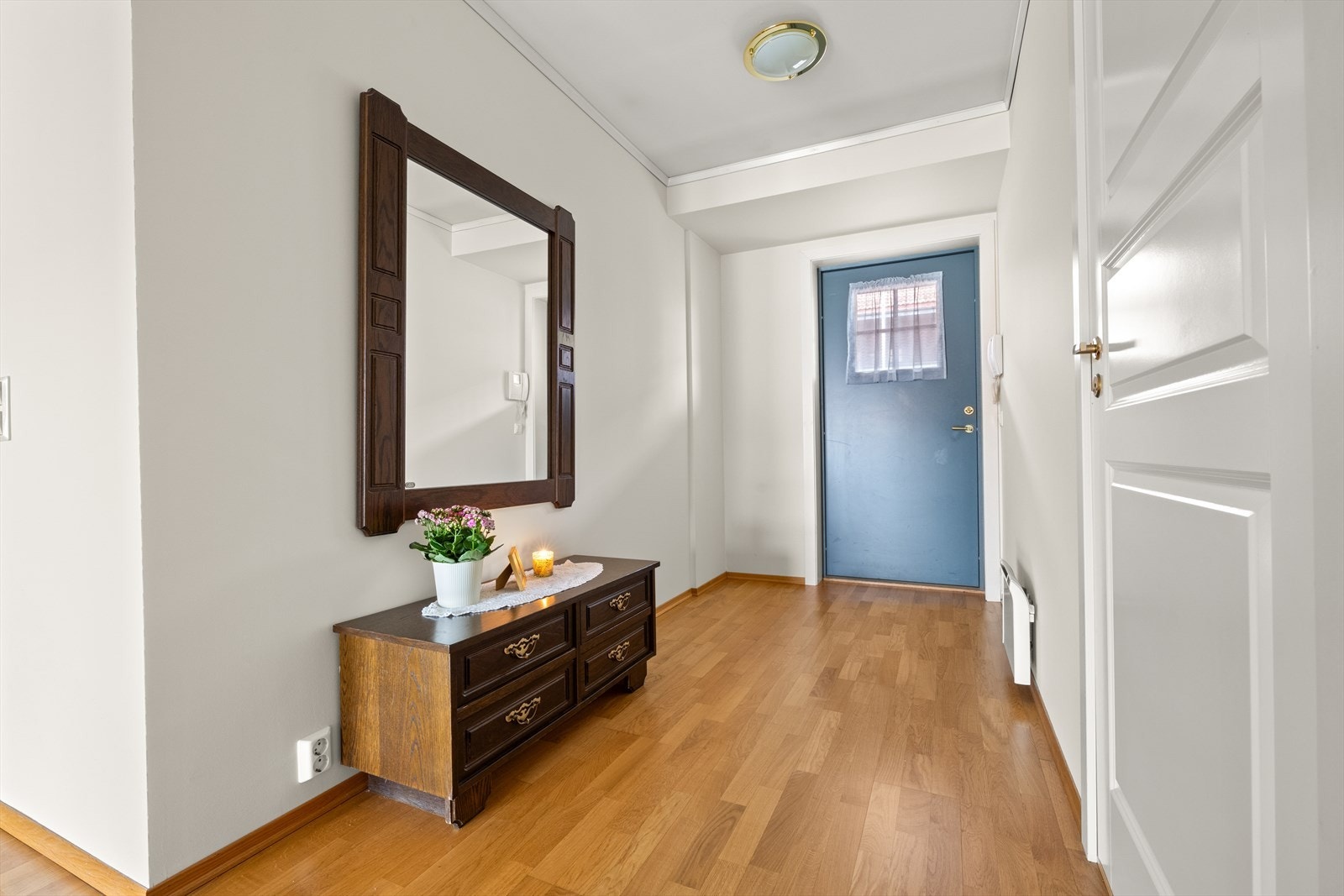 En innbydende entré med gjennomgående parkettgulv ønsker deg velkommen inn. Galleribilde