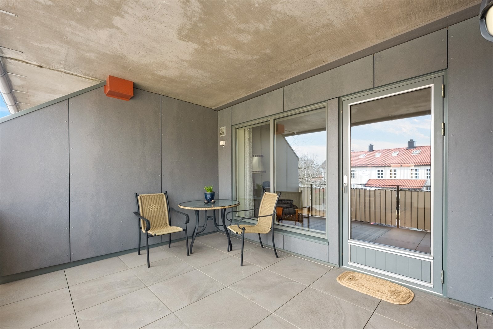 Den 12 m² store terrassen ble oppgradert i regi av sameiet i 2023/2024 og har god plass til en sittegruppe. Galleribilde