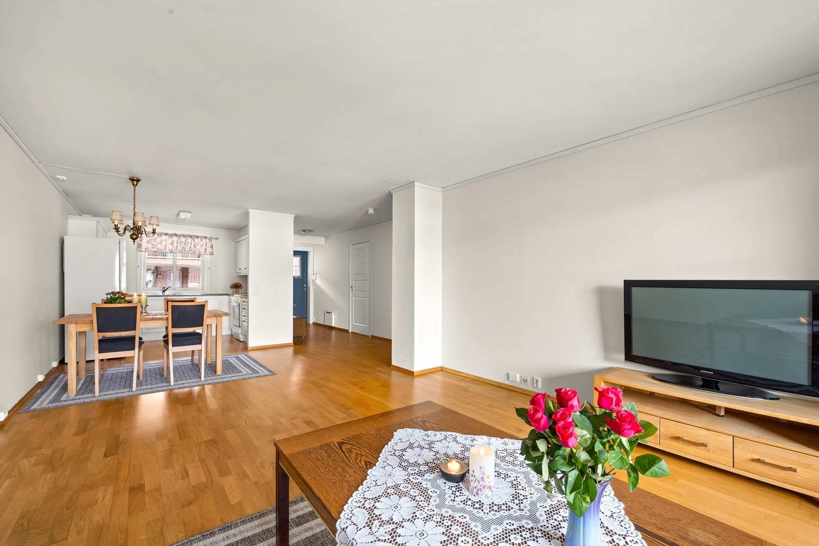 Den åpne løsningen mellom stue og kjøkken skaper et sosialt allrom med plass til både spisebord og sofagruppe. Galleribilde