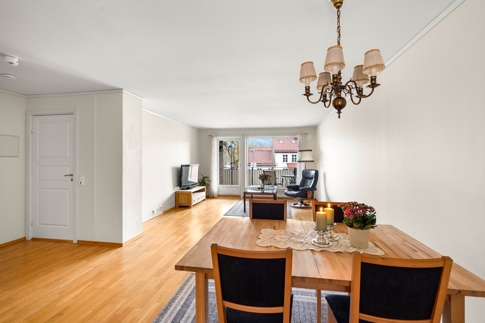 Stuen har god plass til en romslig spisegruppe i tilknytning til kjøkkenet. Galleribilde