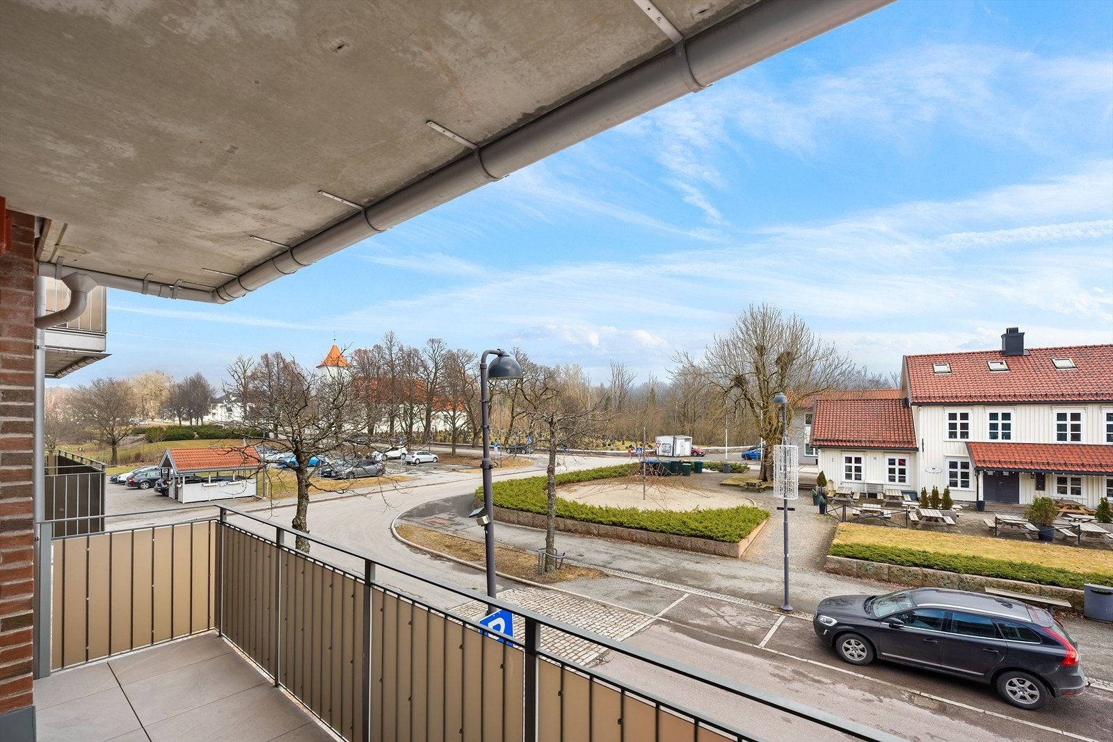 I umiddelbar nærhet ligger den historiske Sande kirke, et landemerke som dateres tilbake til 1150-tallet. Galleribilde