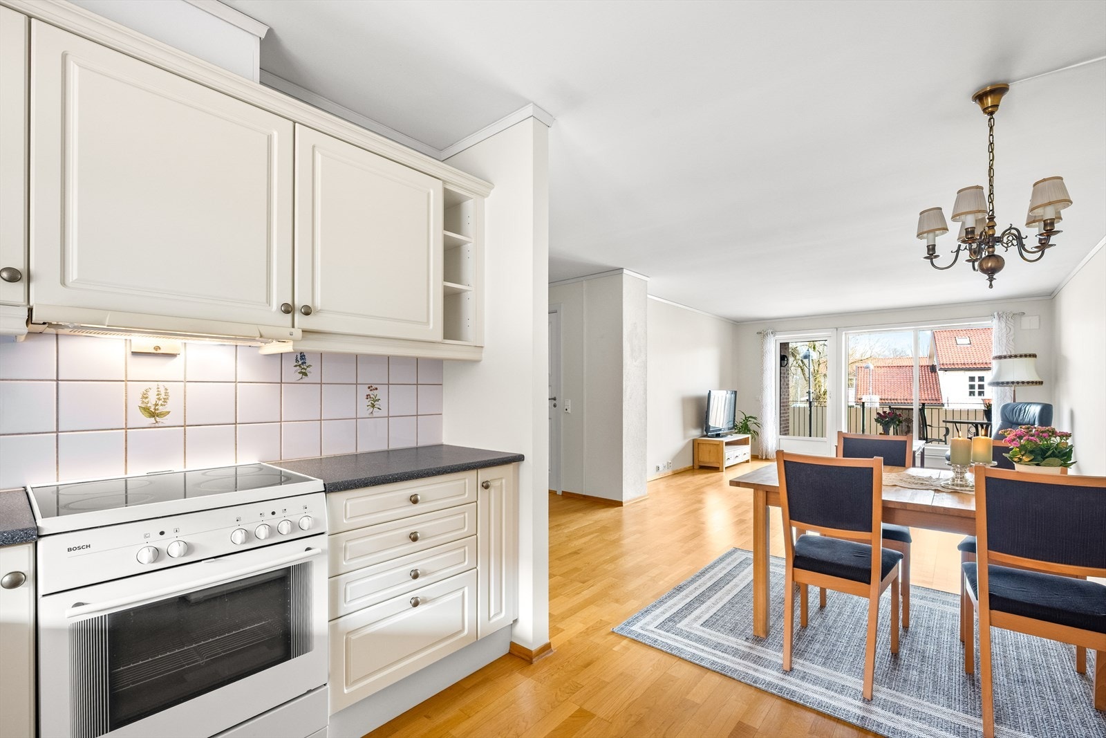 Kjøkkeninnredning fra JKE med profilerte fronter og laminatbenkeplate. Den åpne løsningen skaper et sosialt samlingspunkt i boligen. Galleribilde