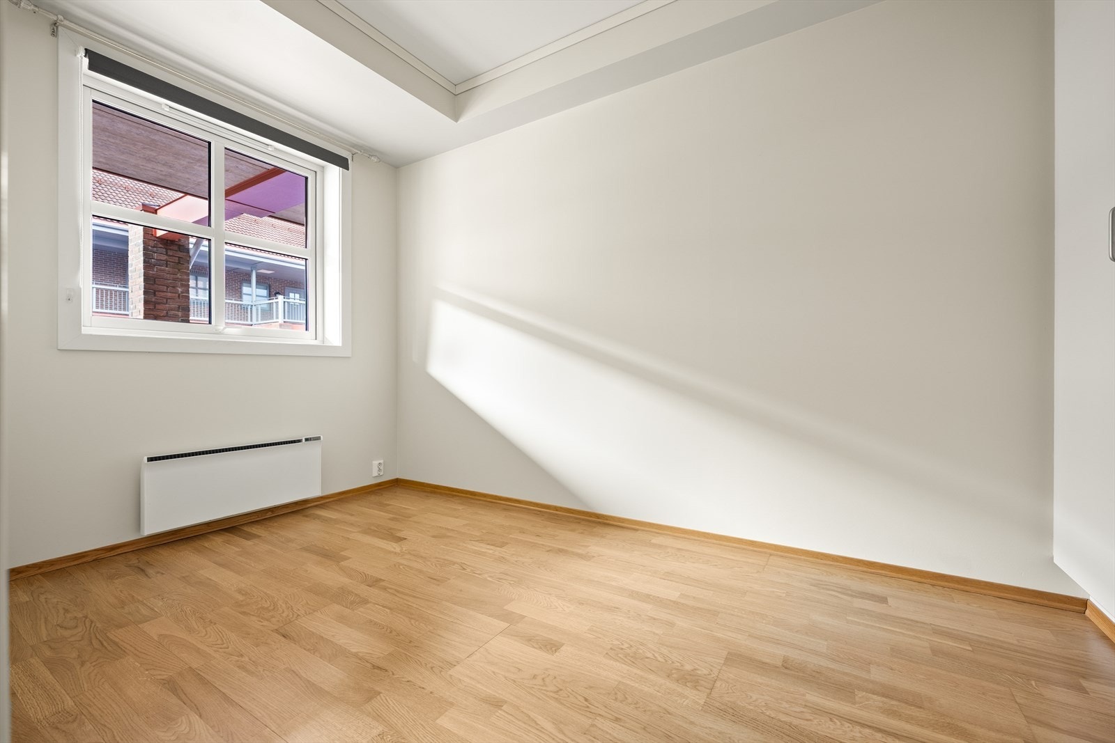 Vinduet gir rommet naturlig lys og en behagelig atmosfære. Galleribilde