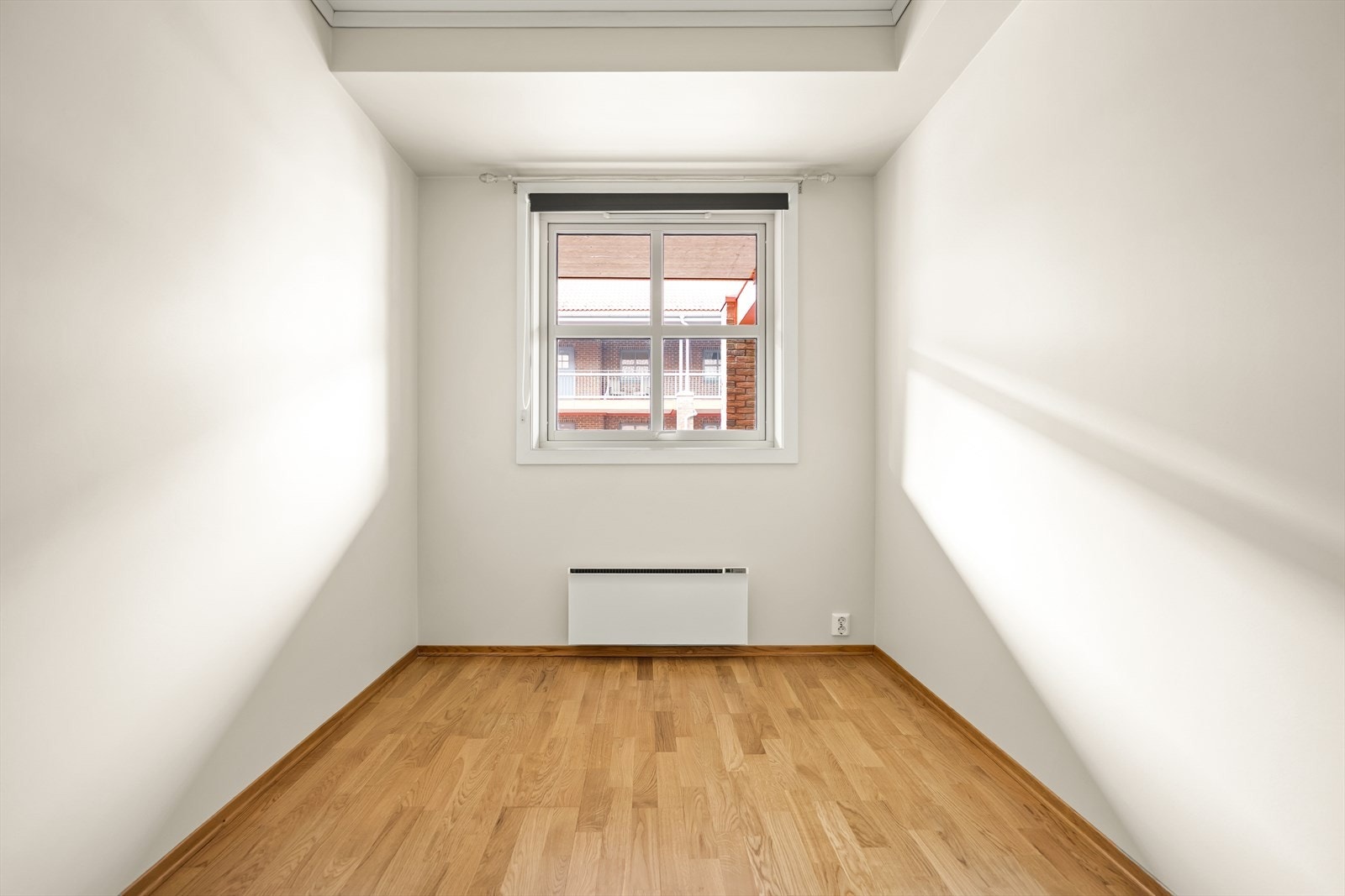 Også dette rommet har parkettgulv og malte vegger. Galleribilde