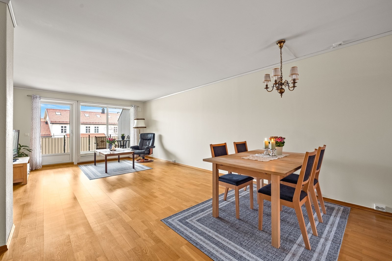 Den romslige stuen gir fleksible møbleringsmuligheter for både sofagruppe og spisebord. Galleribilde