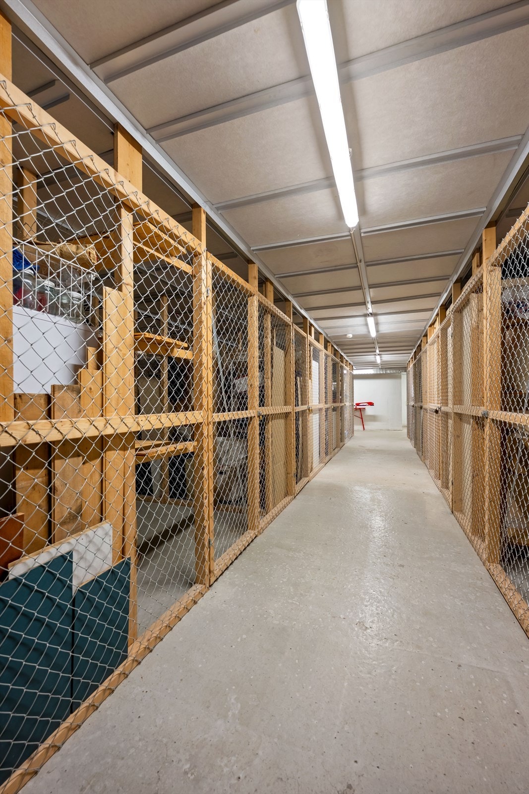 I tillegg til den innvendige boden, disponerer leiligheten en bod på 3 m² i felles kjeller. Galleribilde