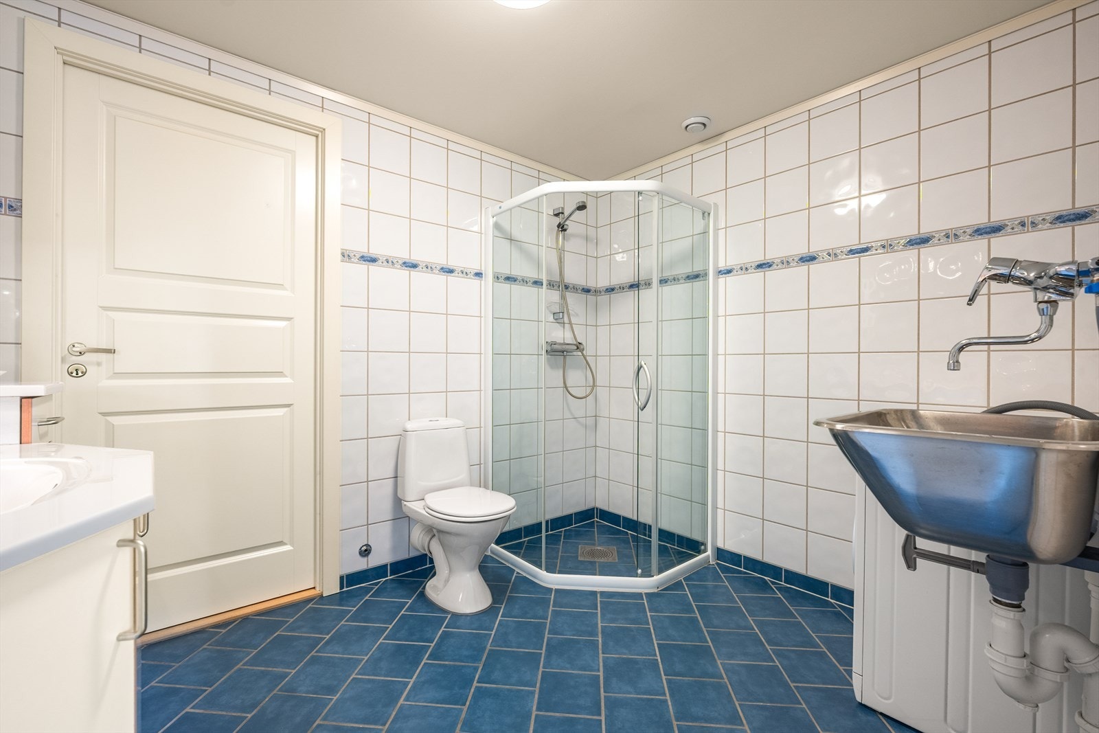 Innredningen inkluderer servant, toalett og et dusjhjørne. Galleribilde