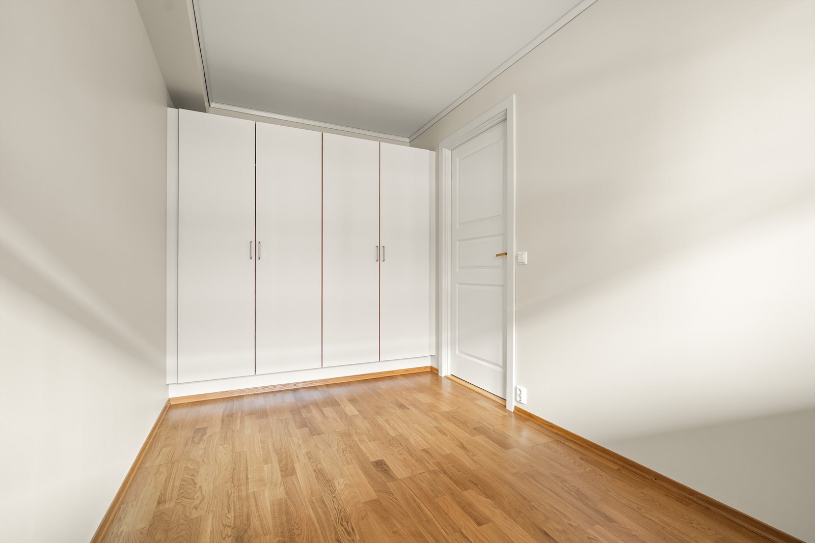 Det andre soverommet egner seg godt som barnerom, gjesterom eller kontor. God plass til garderobeskap på soverommet. Galleribilde