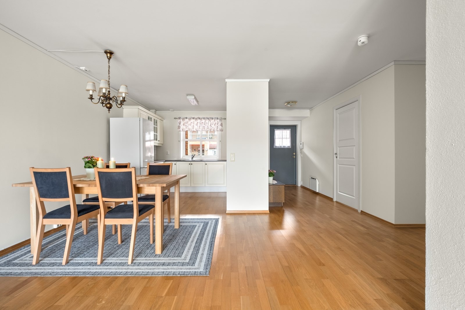 Etter entreen åpner leiligheten seg opp mot det sosiale allrommet med stue og kjøkken. Galleribilde