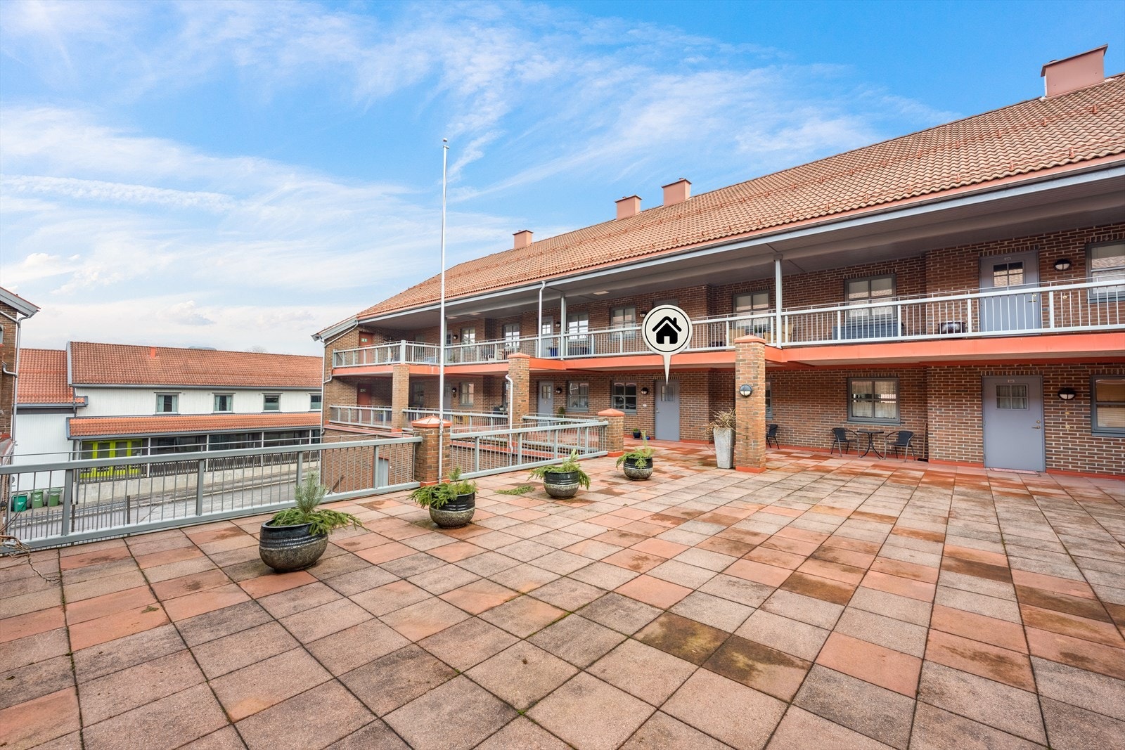 Sameiet består av 38 boligseksjoner og én næringsseksjon. Bygget har heis og felles trappegang. Galleribilde