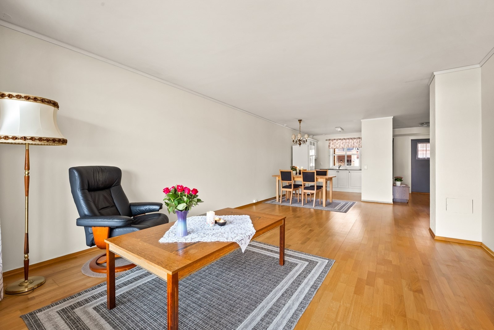 Store, malte flater på vegger og i himling gir et lyst og luftig preg. Galleribilde