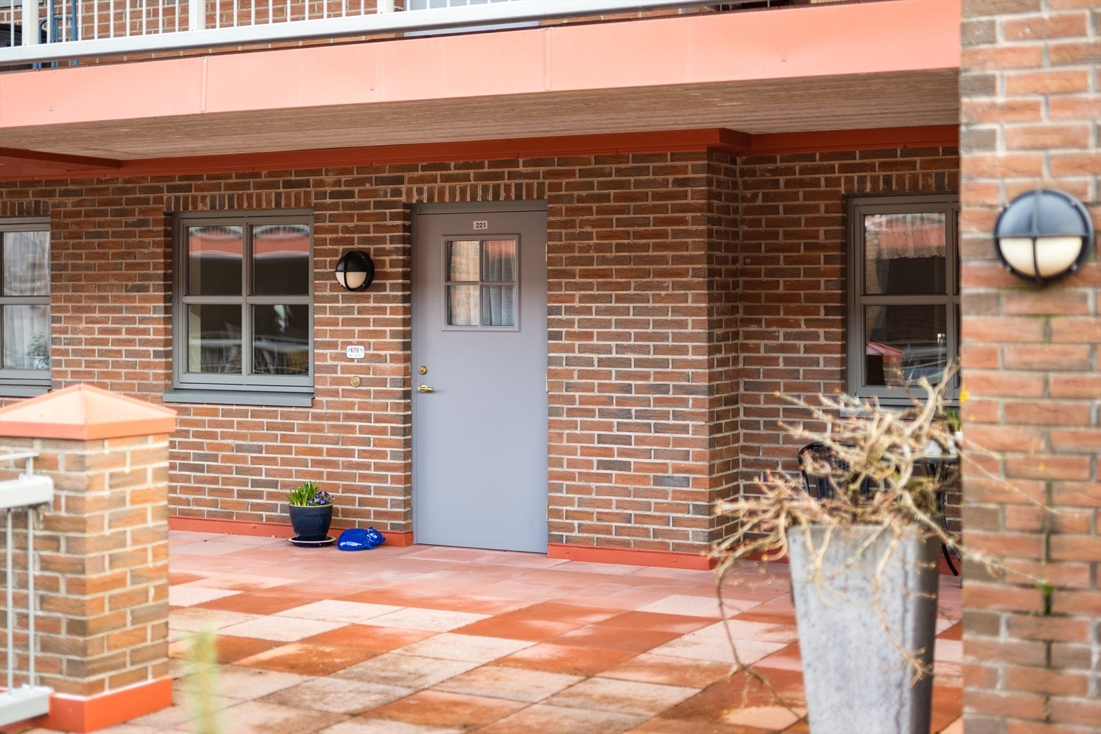 Boligseksjonene har eksklusiv bruksrett til et felles uteareal i 2. etasje, over næringsarealene. Galleribilde