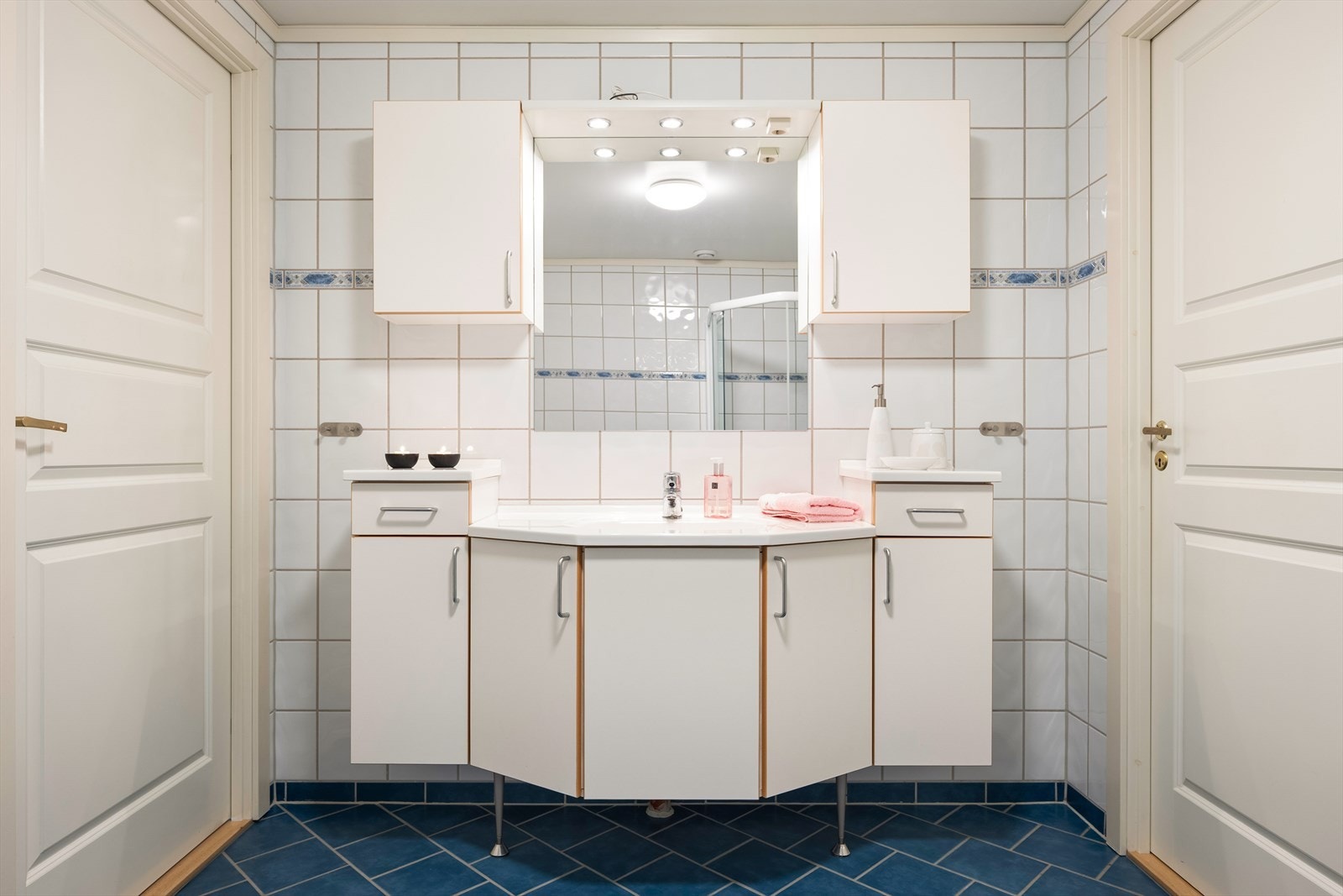 Badet har flislagt gulv med elektriske varmekabler for økt komfort. Galleribilde