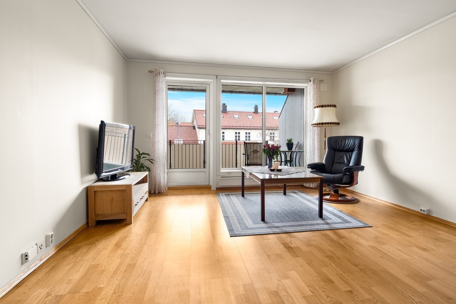 Utgang til en romslig terrasse fra stuen. Galleribilde