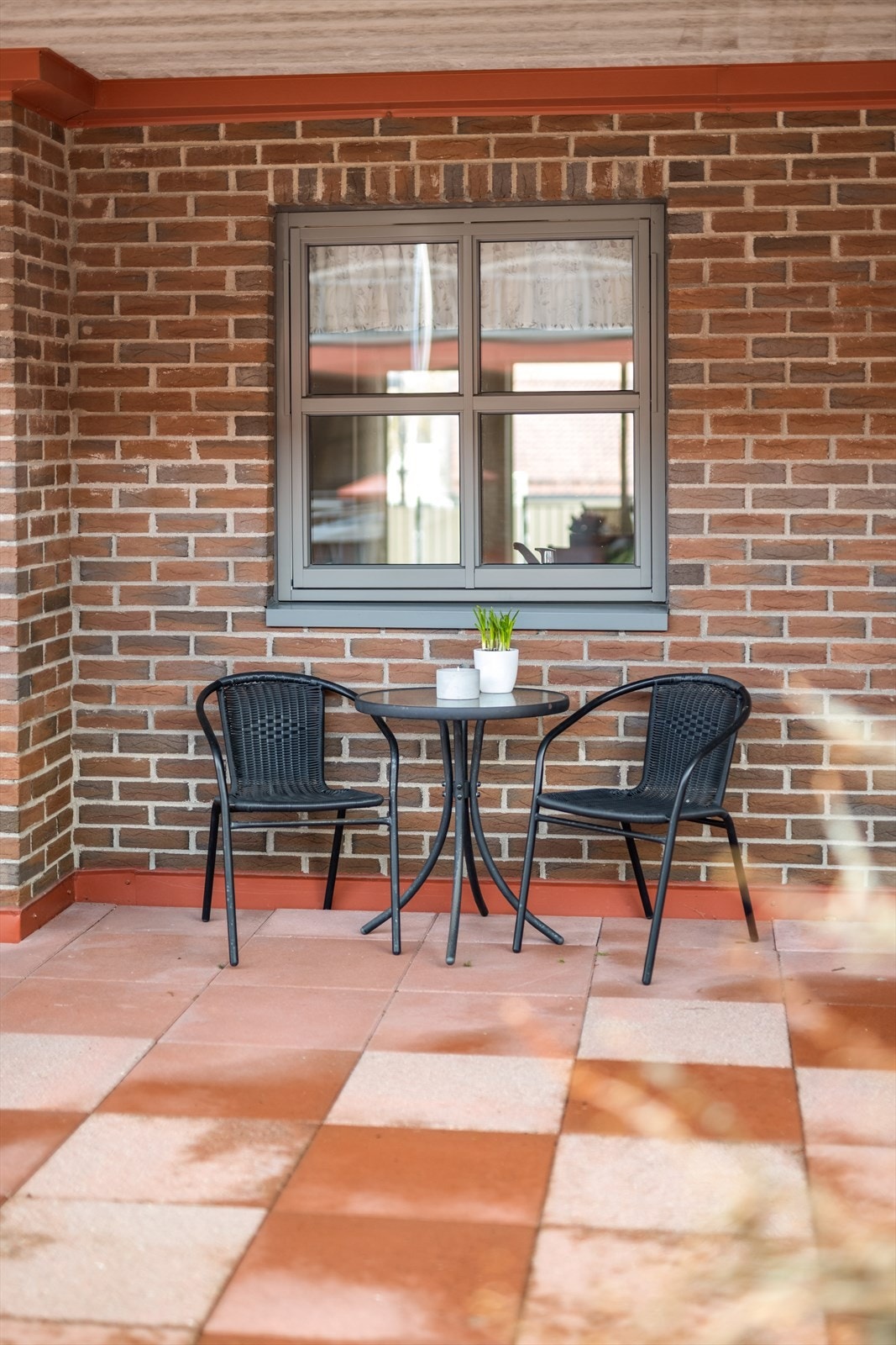 En hyggelig og skjermet uteplass ved inngangspartiet. Galleribilde