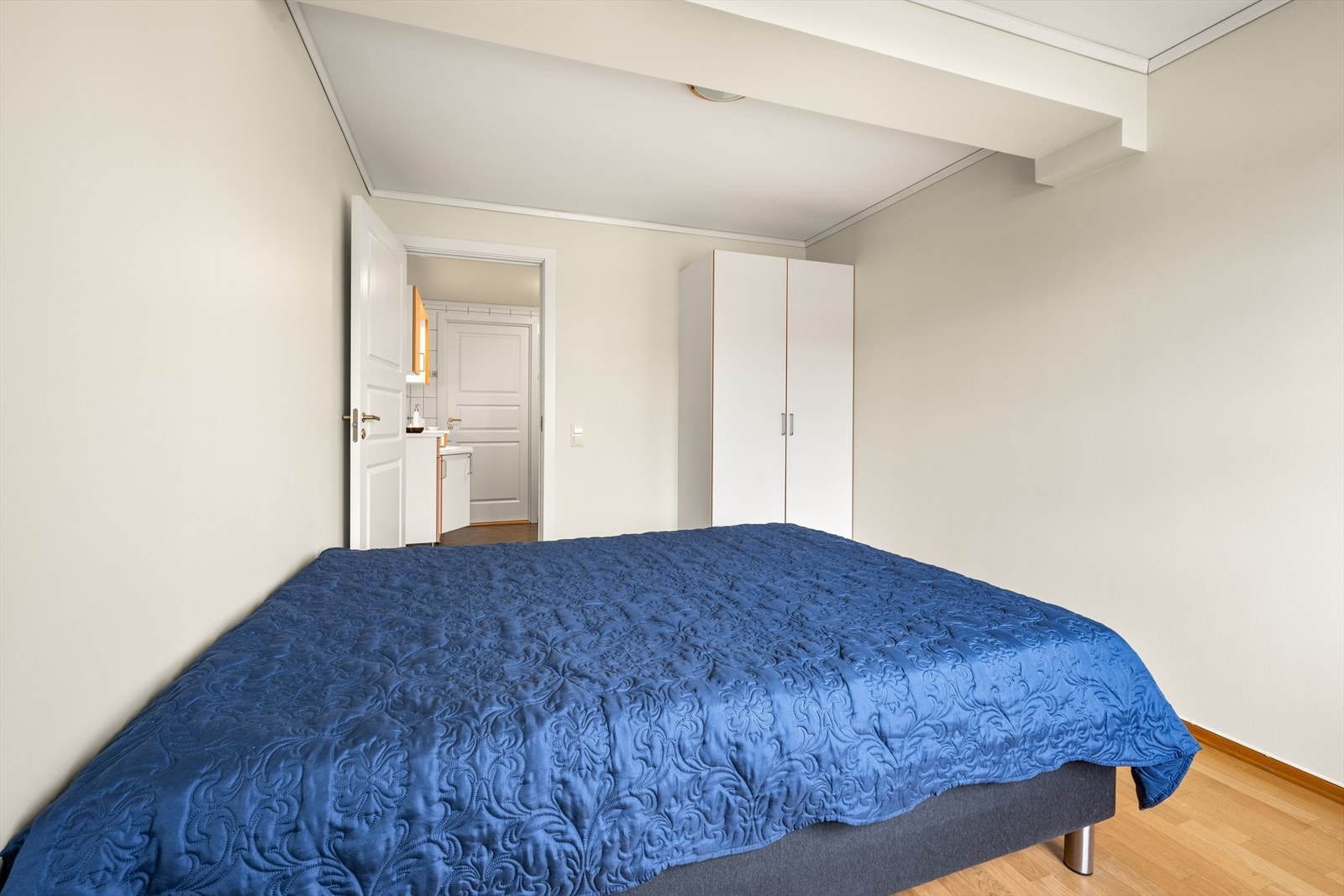 Hovedsoverommet har god plass til dobbeltseng og garderobeløsning og direkte adkomst til badet. Galleribilde