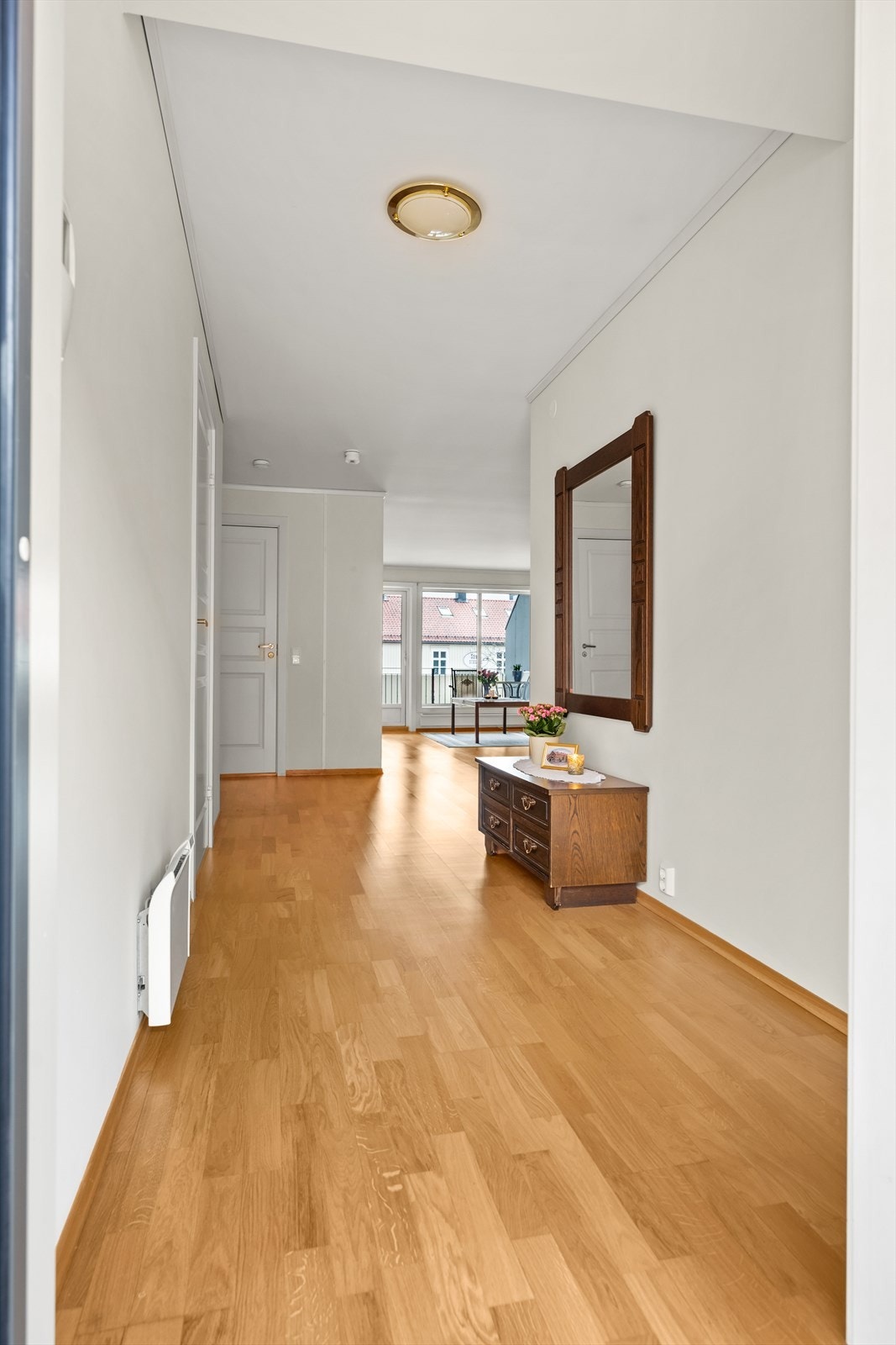Fra entreen er det direkte tilgang til leilighetens øvrige rom, noe som gir en god flyt i boligen. Galleribilde