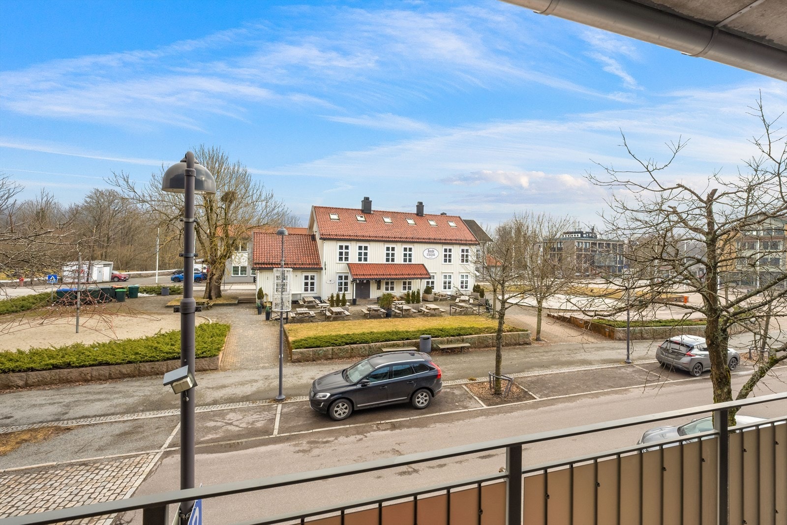 Fra terrassen ser man ut over Sande torv. Herfra er det kun to minutters gange til bussholdeplass og butikker som Meny og Joker. Galleribilde