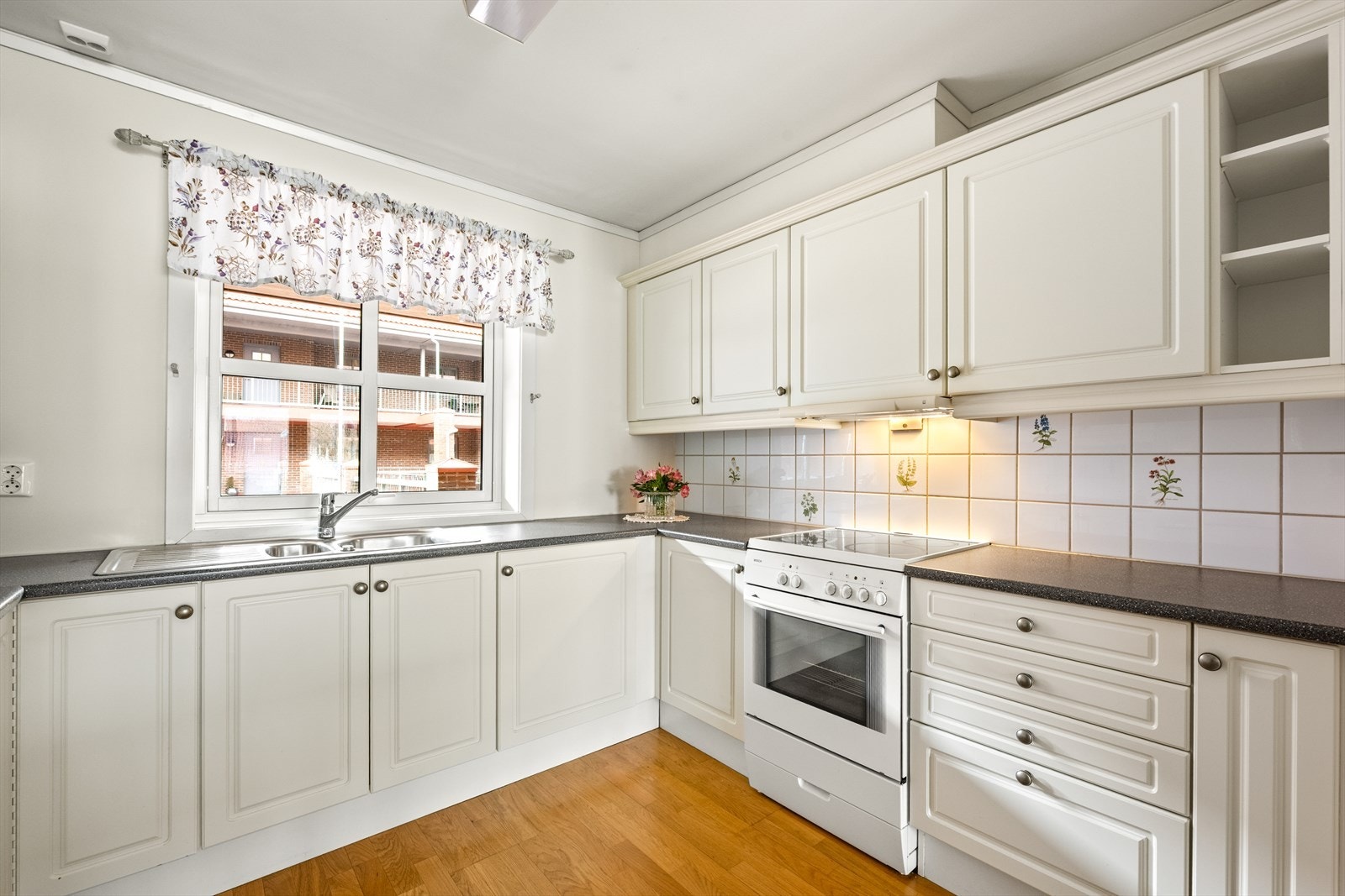 Kjøkkenet er praktisk utformet med god arbeidsflate og kjøkkenventilator med avtrekk ut. Galleribilde