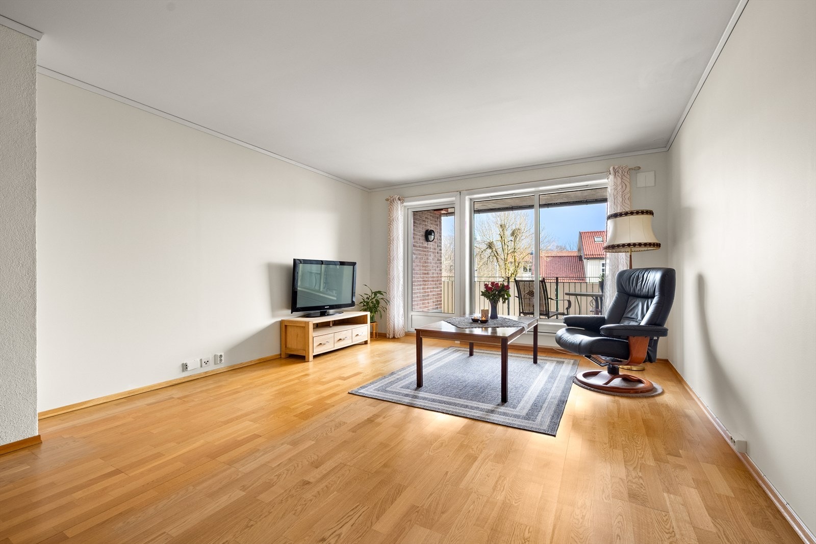 Vinduer med isolerglass fra byggeåret slipper inn rikelig med dagslys. Galleribilde