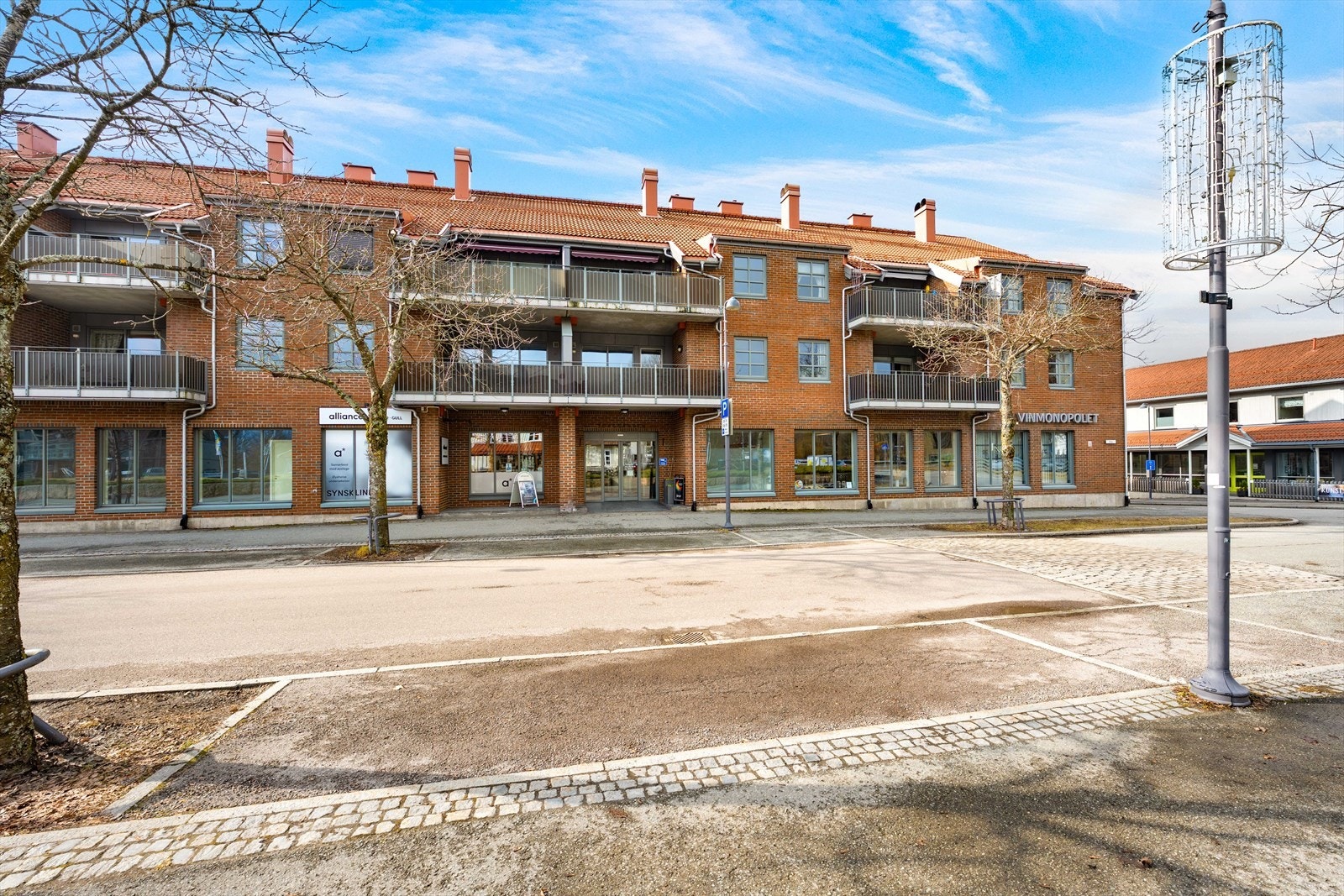 Bygget fra 2005 har en solid konstruksjon av betong og stål, med teglsteinsforblendede vegger. Galleribilde