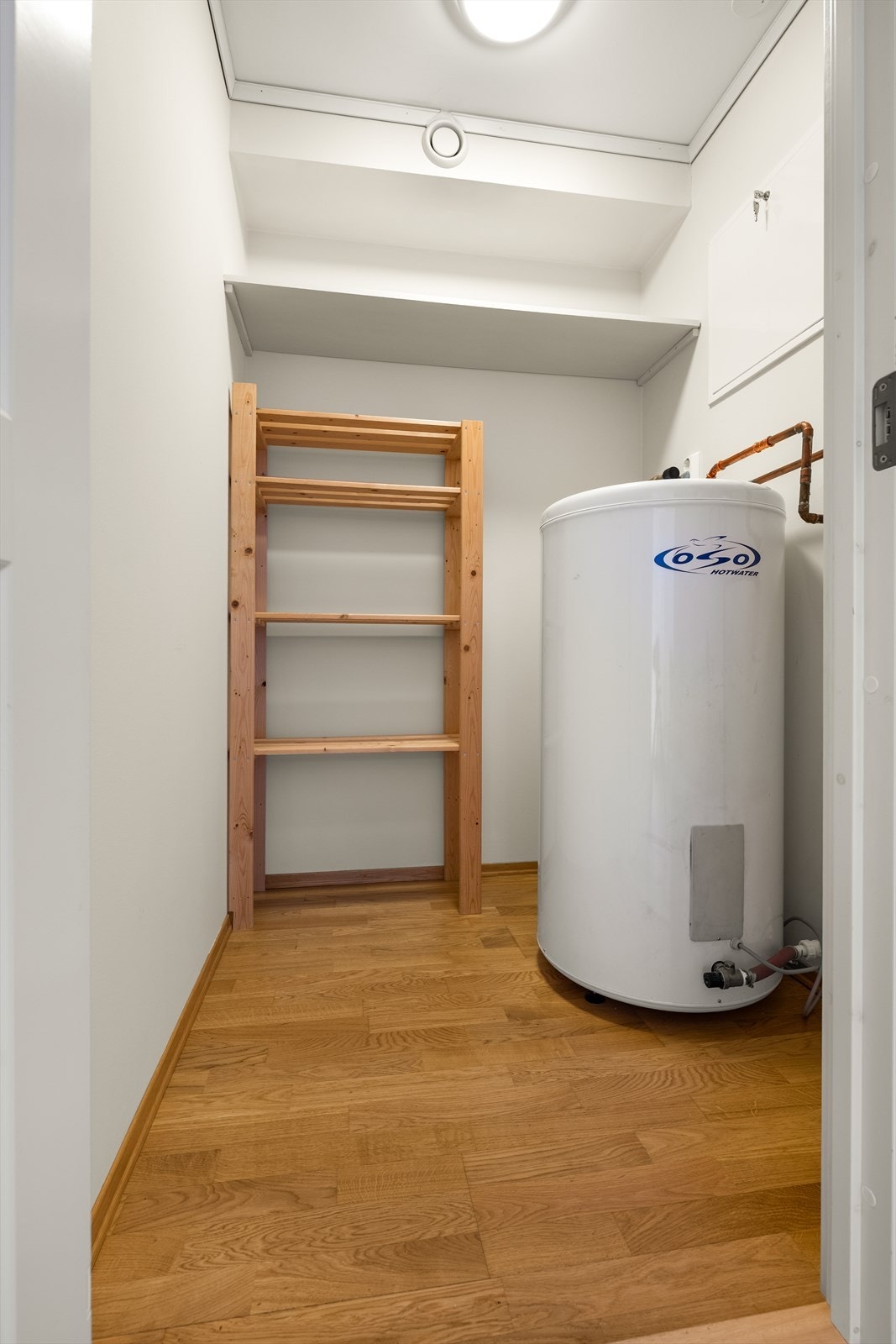 Innvendig bod gir god lagringsplass. Her er også varmtvannsberederen på 200 liter. Galleribilde