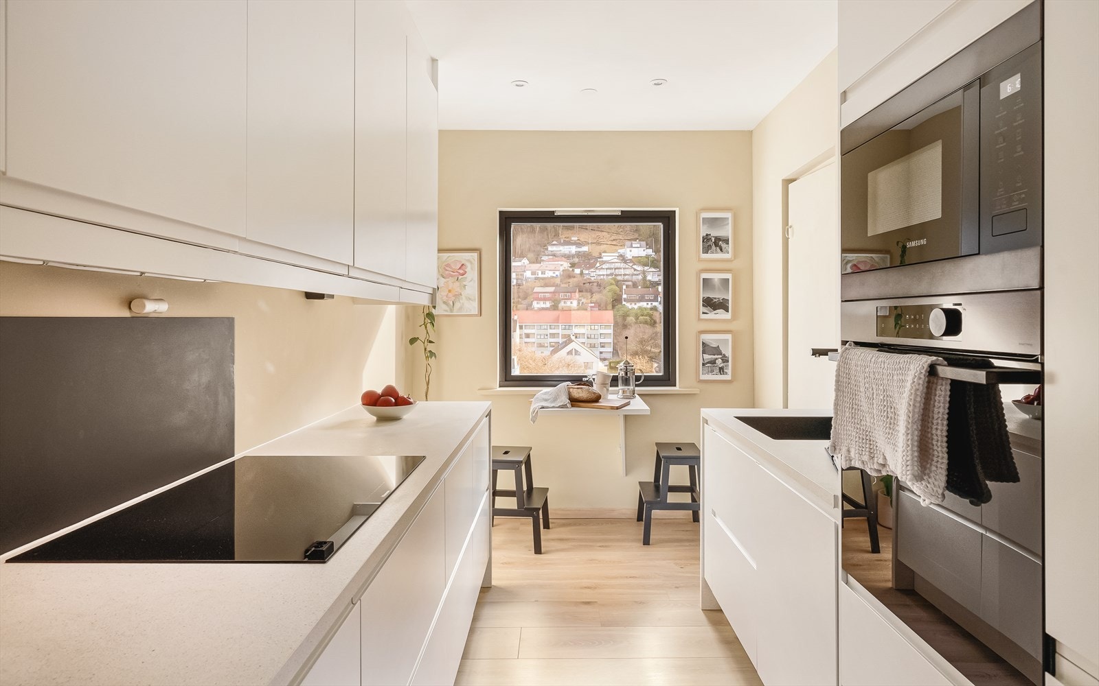 Moderne og stilrent kjøkken fra 2023 med gjennomgående gode løsninger og materialvalg. Kjøkkenet har laminatgulv, malte vegger og himling med integrerte LED-spotlights som gir et behagelig og godt arbeidslys. Galleribilde