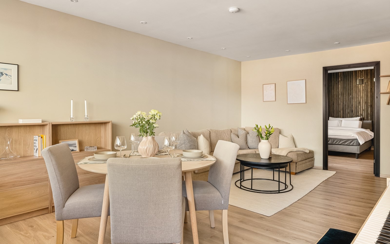 Boligen har gjennomgående moderne materialvalg med laminatgulv, malte flater og stilfulle detaljer som spilevegg. Innfelte led spotlights i himling i entre/gang, kjøkken, stue og bad (fra 2022/2023). Galleribilde