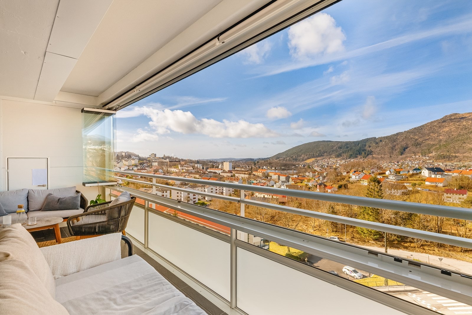 Utsikten er imponerende, med panorama over Bergensdalen og videre mot blant annet Minde/Grønnestølen, Solheimslien, Bønes/Kråkenes, Løvstakken og Landåsfjellet, samt glimt av sjøen og utsyn mot Askøy. Galleribilde