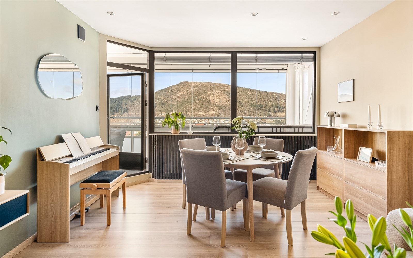 Store vindusflater slipper inn rikelig med naturlig lys og skaper en luftig og behagelig atmosfære. Galleribilde