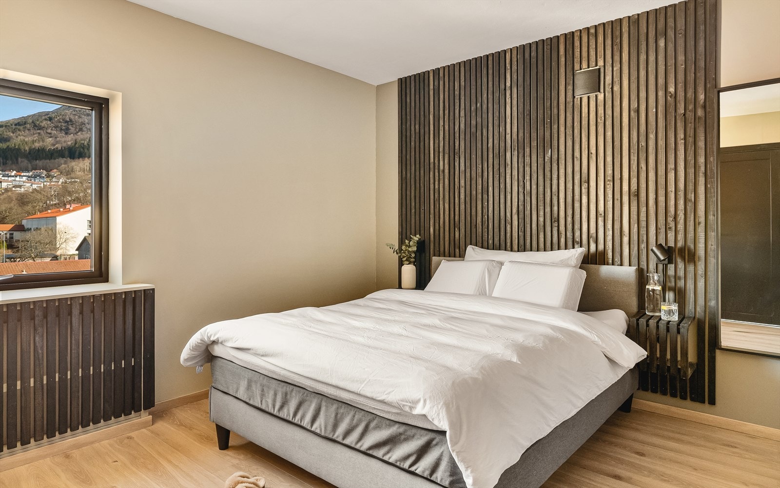 Boligen har to gode soverom på henholdsvis 8,5 kvm og 15,2 kvm. Galleribilde