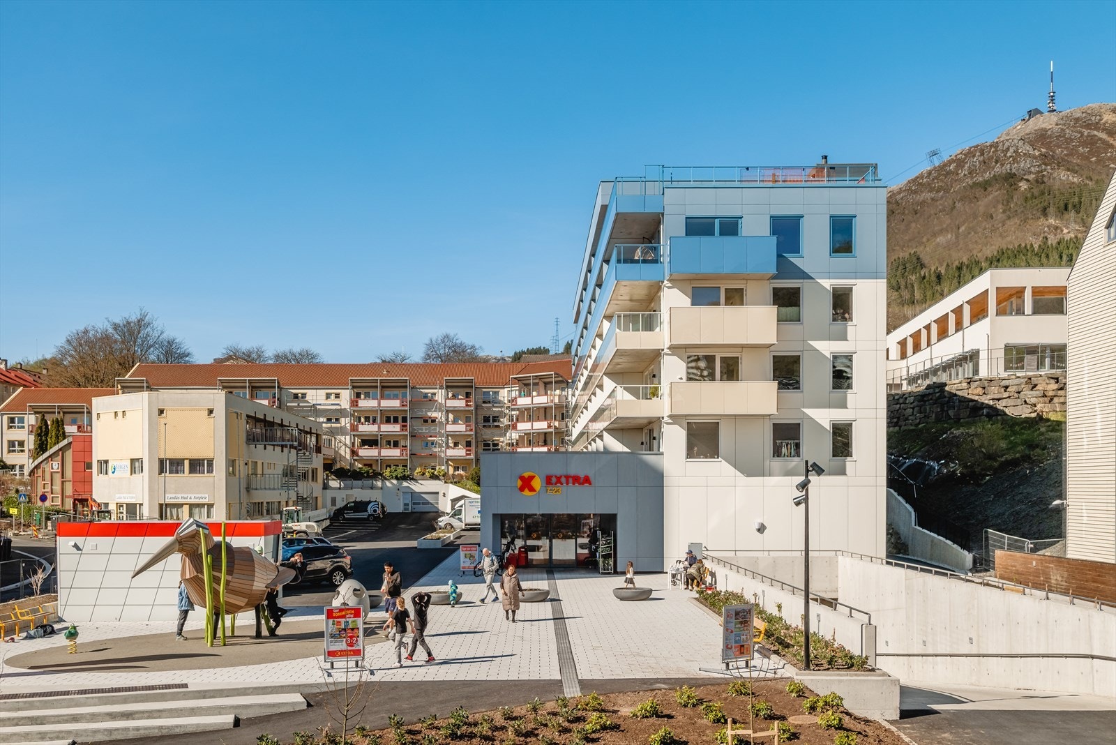 Flere dagligvarebutikker i kort gangavstand; bl.a. Extra like bak høyblokken, Kiwi Birkeveien (ca. 300 m) eller Rema 1000 Landås (ca. 400 m). Galleribilde