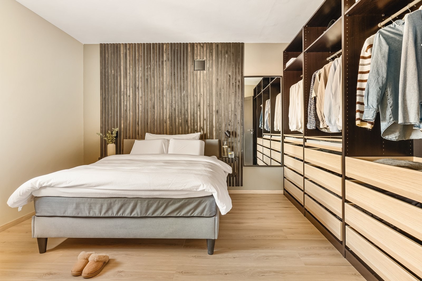 Hovedsoverommet er vendt mot nord og har flott utsikt oppover mot Ulriken, samt ny og meget romslig garderobeløsning fra 2022. Galleribilde