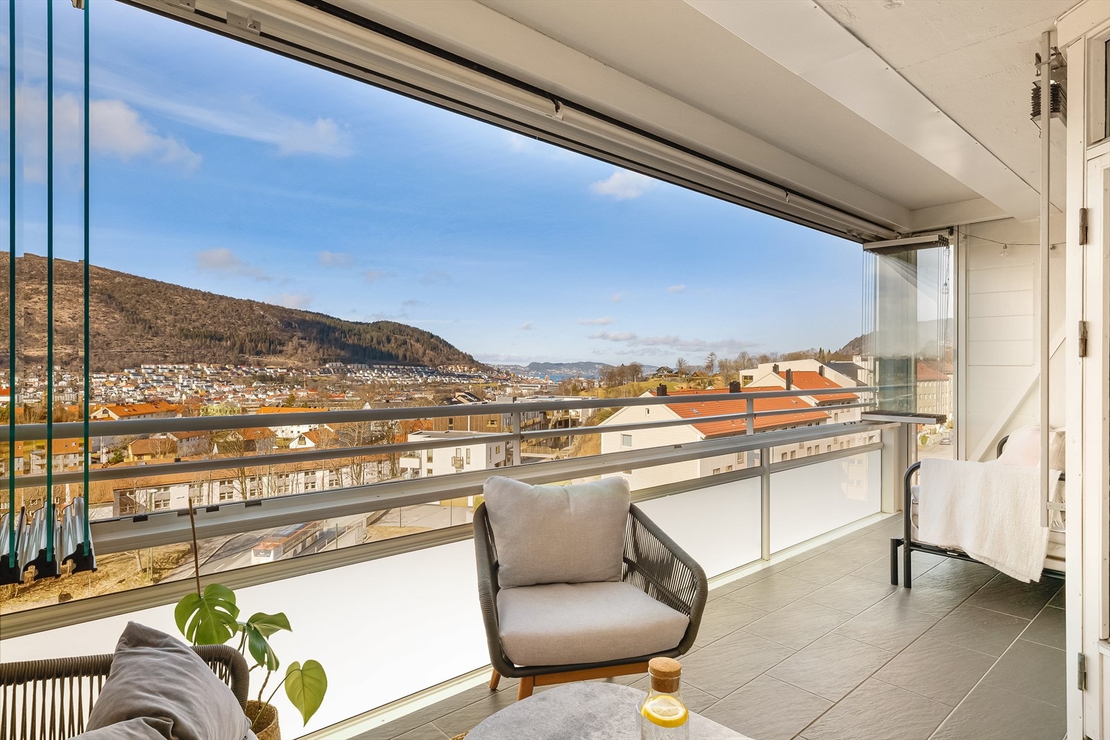 De innglassede balkongene ble oppført og utvidet i 2012, noe som gir gode kvaliteter og ekstra bruksareal. Galleribilde