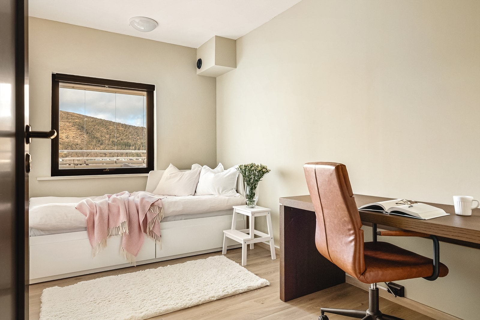 Soverom 2 er vendt mot vest med herlig utsikt mot Løvstakken. Galleribilde