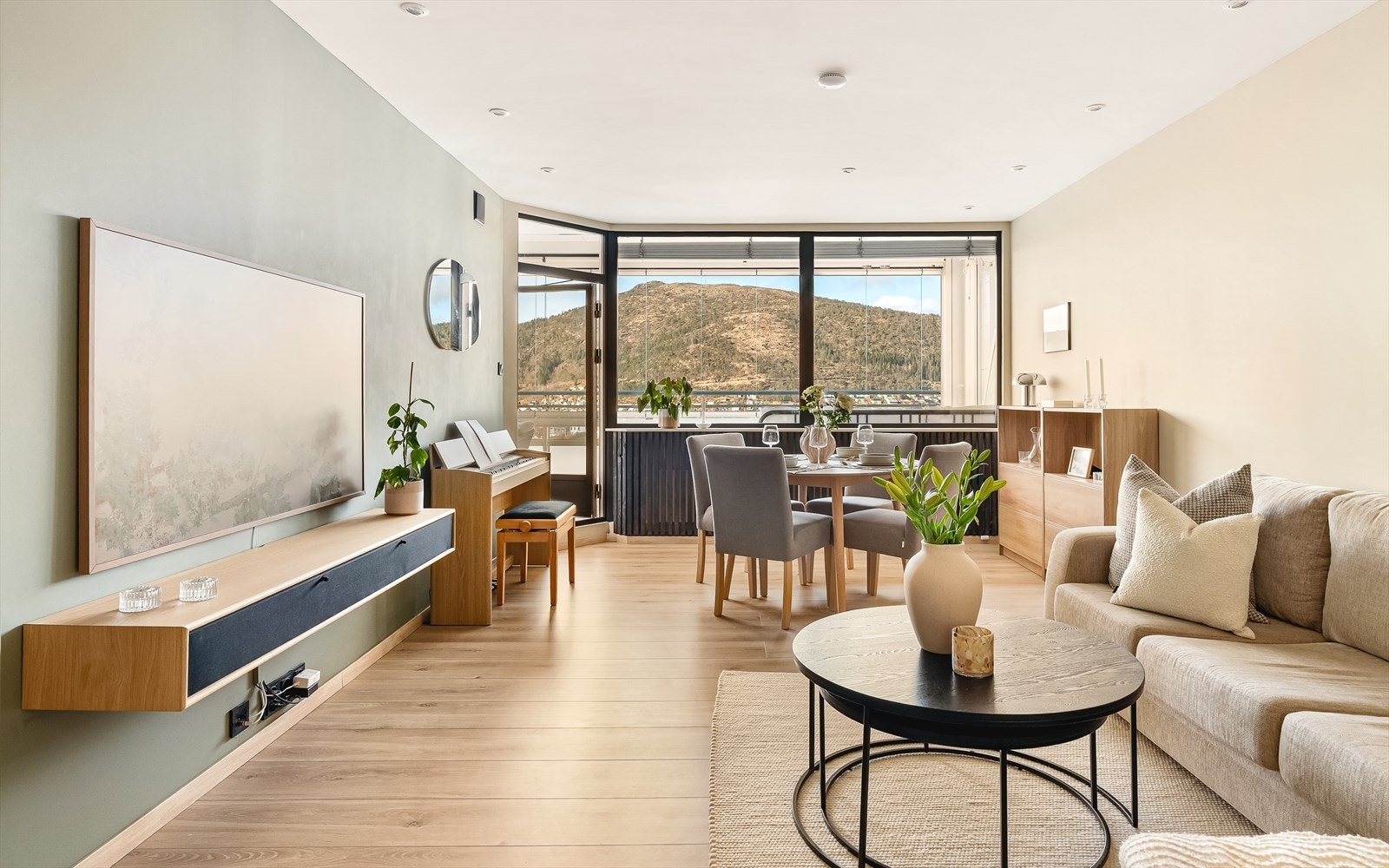 Leiligheten er smakfullt modernisert i 2022-2023, med blant annet nytt bad, kjøkken og oppgraderte overflater. Resultatet er en bolig med gjennomgående høy kvalitet, stilrene materialvalg og moderne innredning. Galleribilde